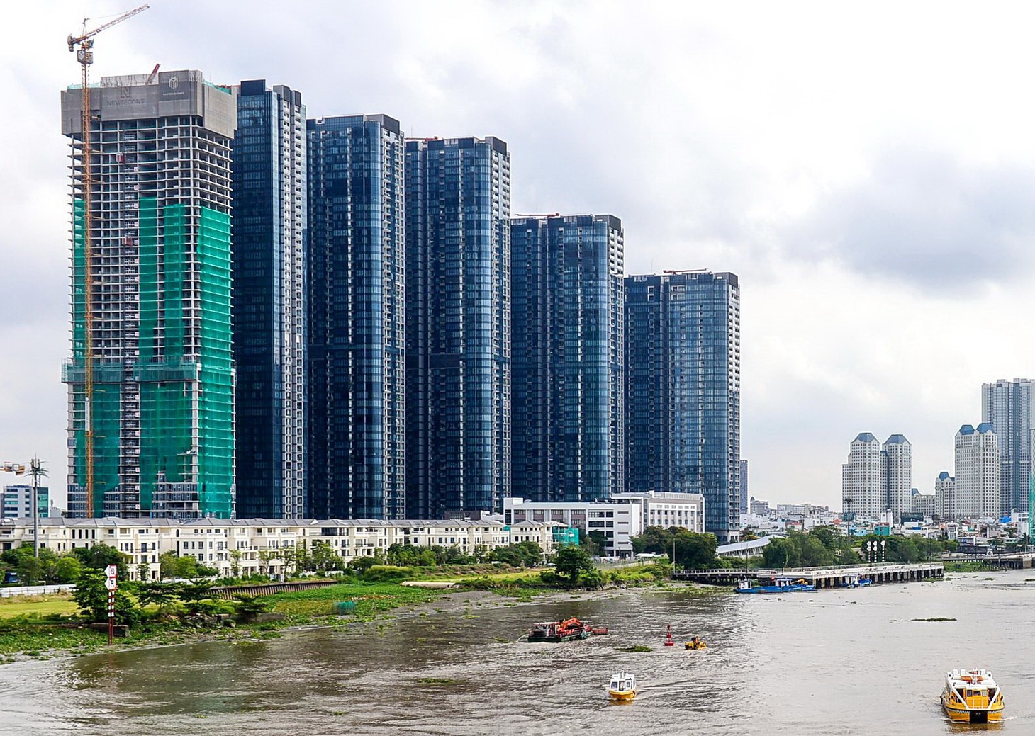 Vốn vào bất động sản: Ai siết hay thị trường tự siết? - Ảnh 1.