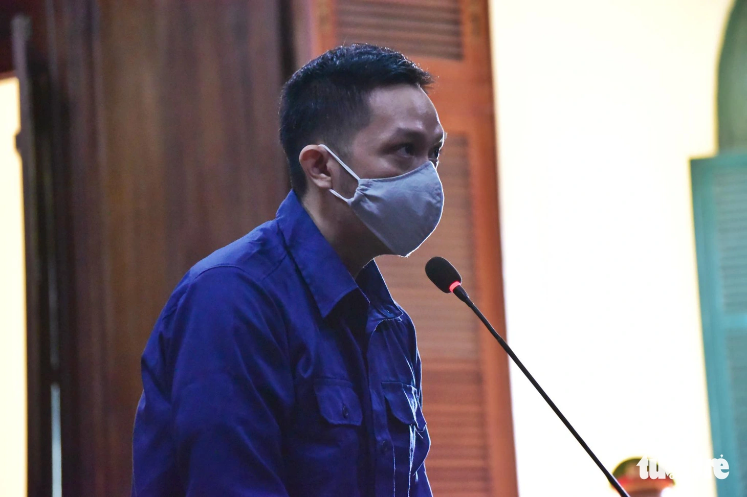 Người dân TP.HCM đến tòa từ sớm chờ xét xử ‘dì ghẻ’ và cha ruột bạo hành bé gái 8 tuổi đến chết - Ảnh 2.