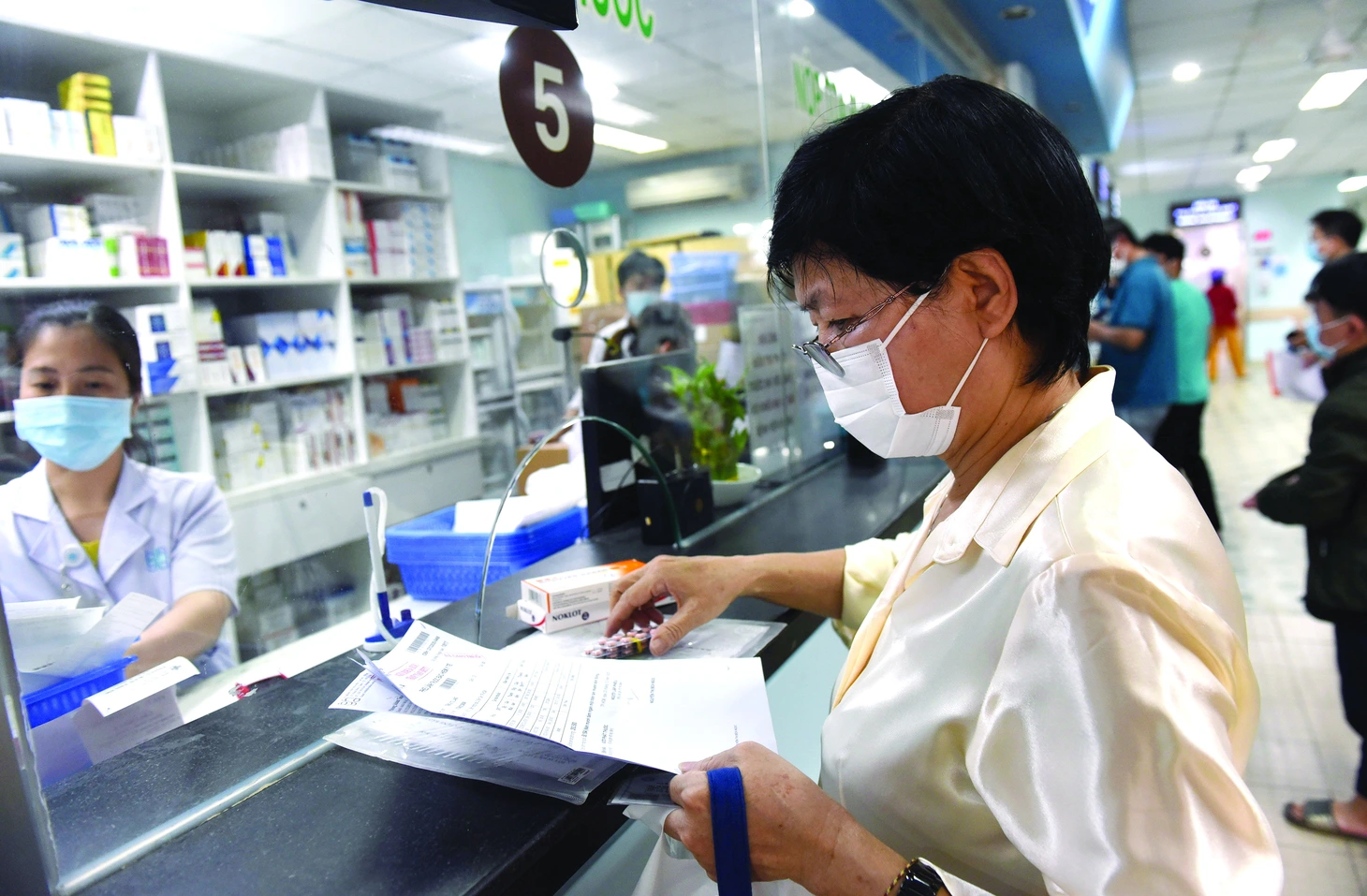 Tin sáng 7-8: 28/34 sở y tế và 12/21 bệnh viện tuyến trung ương báo cáo thiếu thuốc - Ảnh 2.
