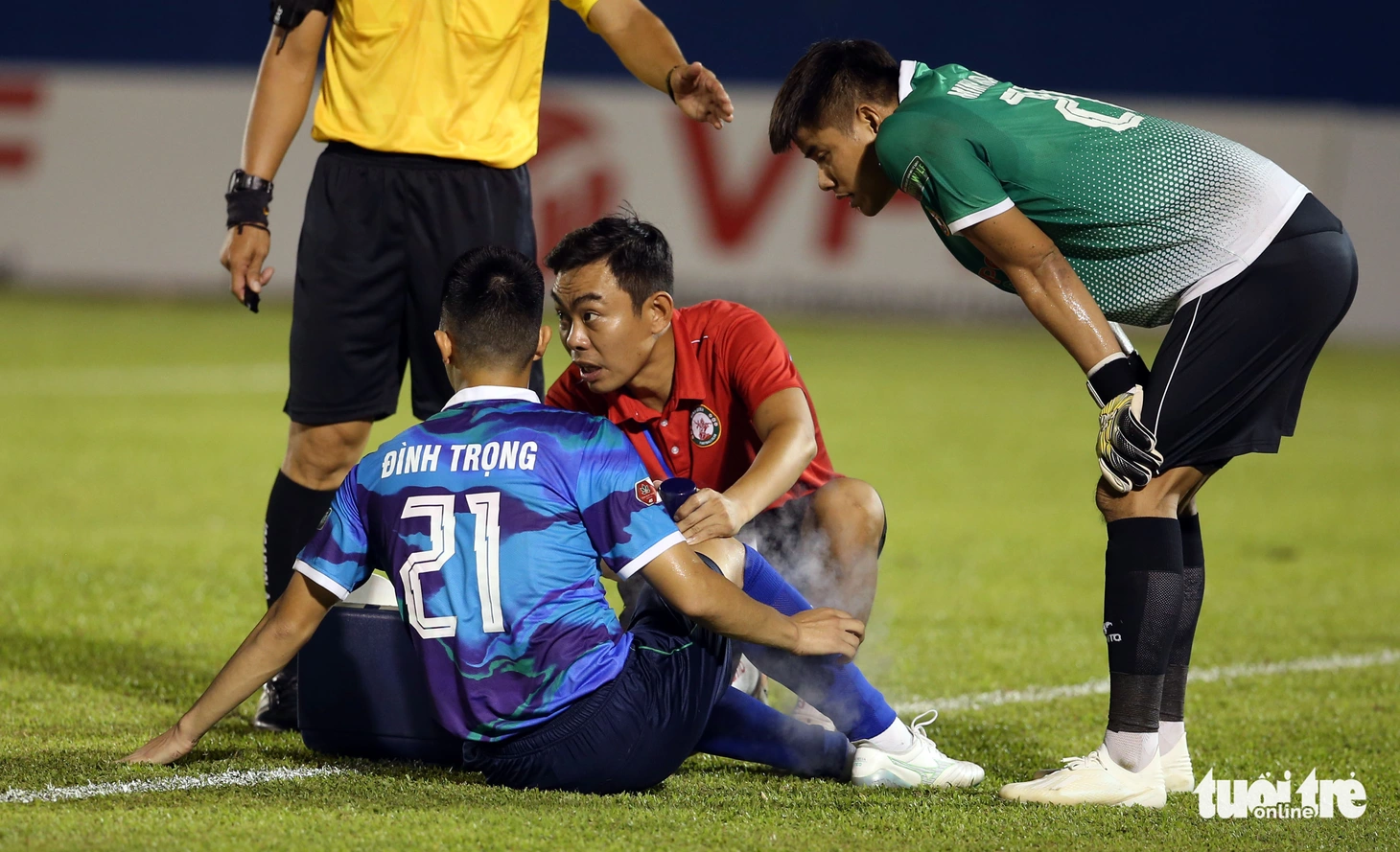 45 phút cắn răng thi đấu dù đau gối của trung vệ Đình Trọng - Ảnh 2.