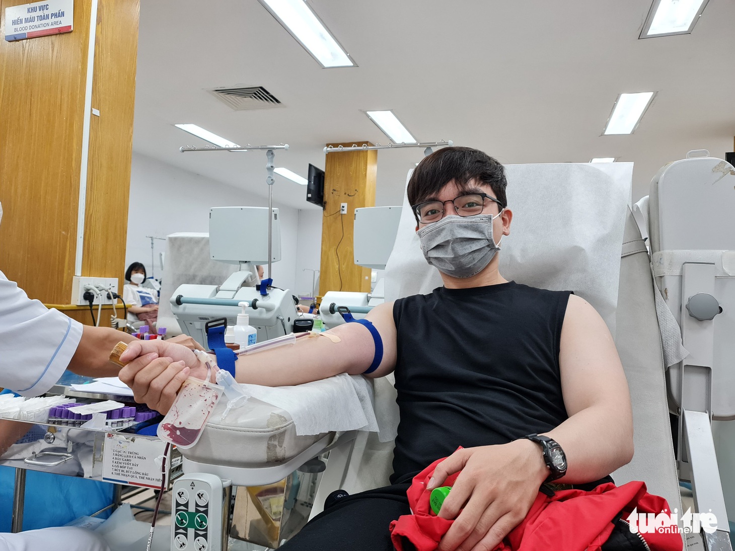Sáng cuối tuần, bạn trẻ TP.HCM đi trao giọt máu hồng cho bệnh nhi ung thư - Ảnh 3.