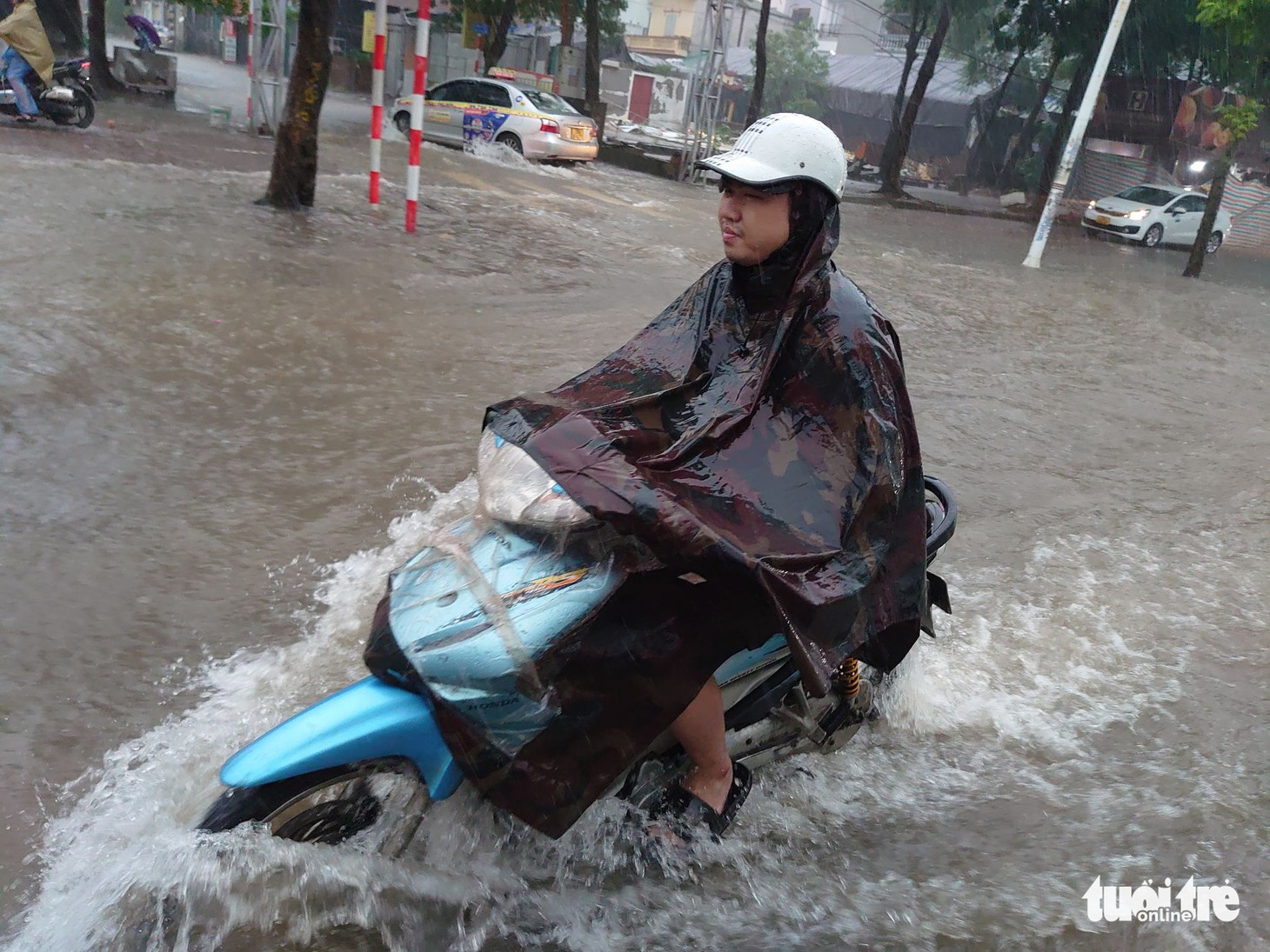 Hà Nội mưa lớn, mới sáng sớm nhiều tuyến phố thành sông - Ảnh 10.