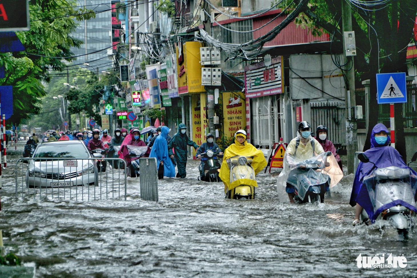 Hà Nội mưa lớn, mới sáng sớm nhiều tuyến phố thành sông - Ảnh 2.