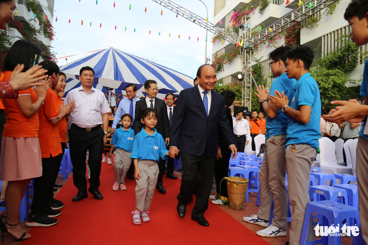 Xúc động ngày hội tới trường của 200 học sinh mồ côi vì dịch COVID-19 - Ảnh 1.