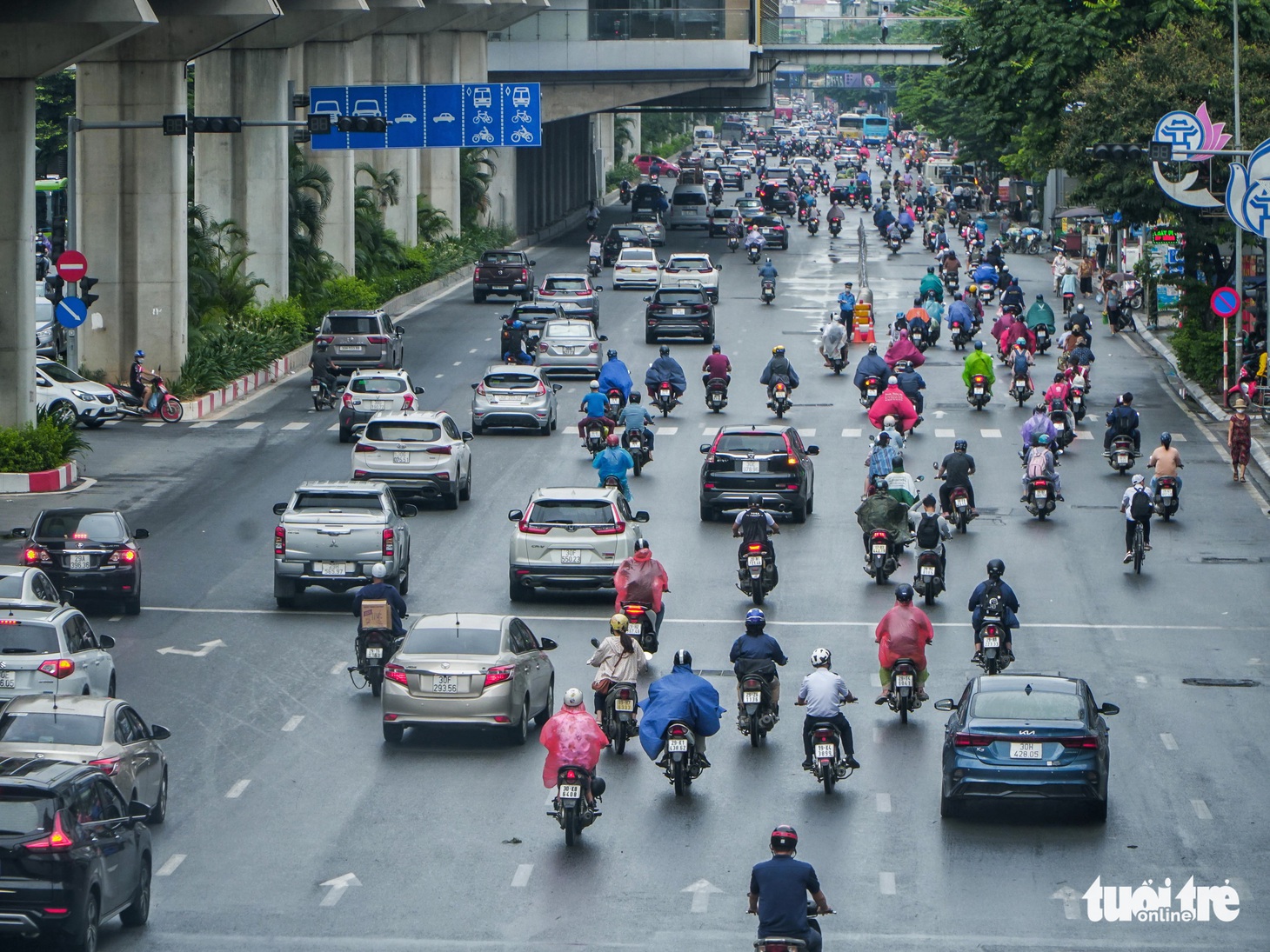 Điểm nút kẹt xe Hà Nội ngày đầu phân làn: Chưa thấy chuyển biến gì - Ảnh 3.