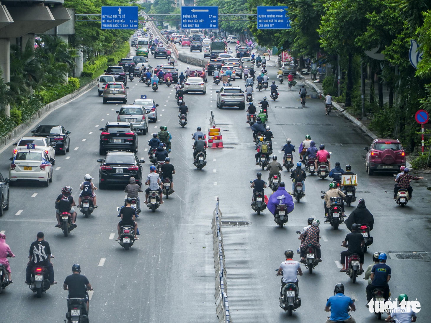 Điểm nút kẹt xe Hà Nội ngày đầu phân làn: Chưa thấy chuyển biến gì - Ảnh 1.