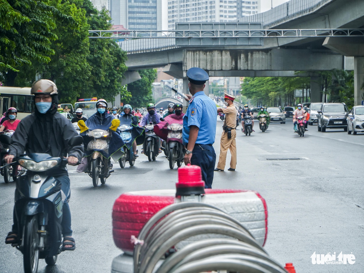 Điểm nút kẹt xe Hà Nội ngày đầu phân làn: Chưa thấy chuyển biến gì - Ảnh 5.