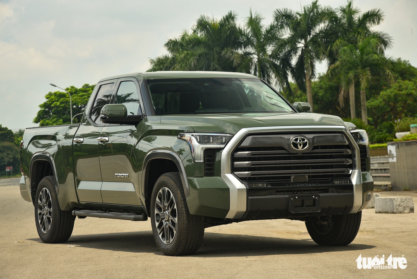 Toyota Tundra 2022 giá hơn 4 tỉ đồng: Bán tải Nhật mang đậm chất Mỹ - Ảnh 1.