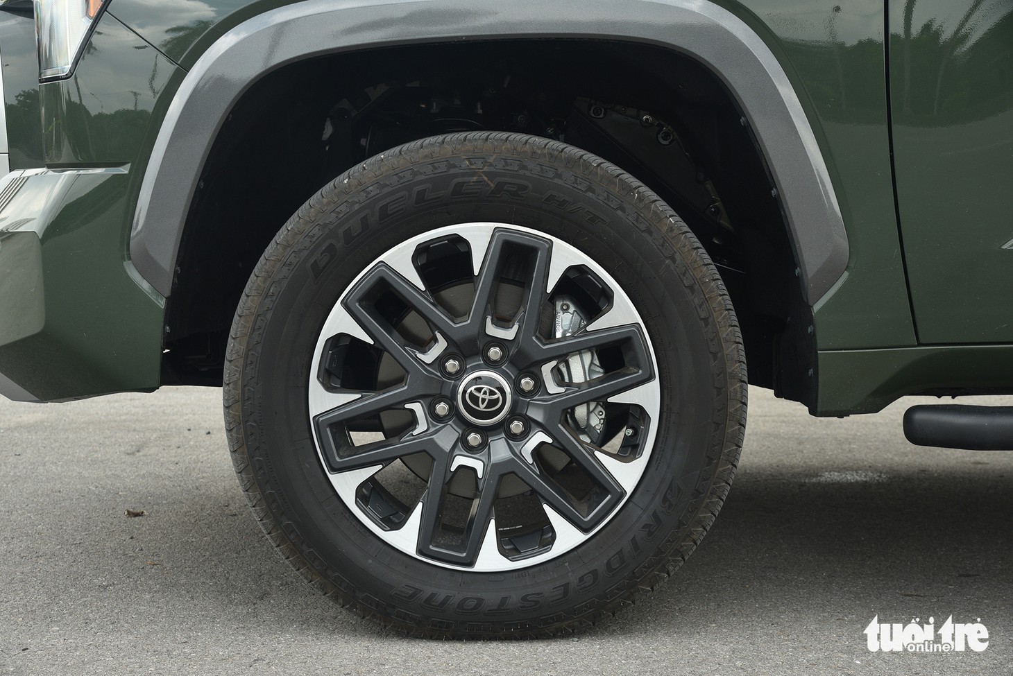 Toyota Tundra 2022 giá hơn 4 tỉ đồng: Bán tải Nhật mang đậm chất Mỹ - Ảnh 11.