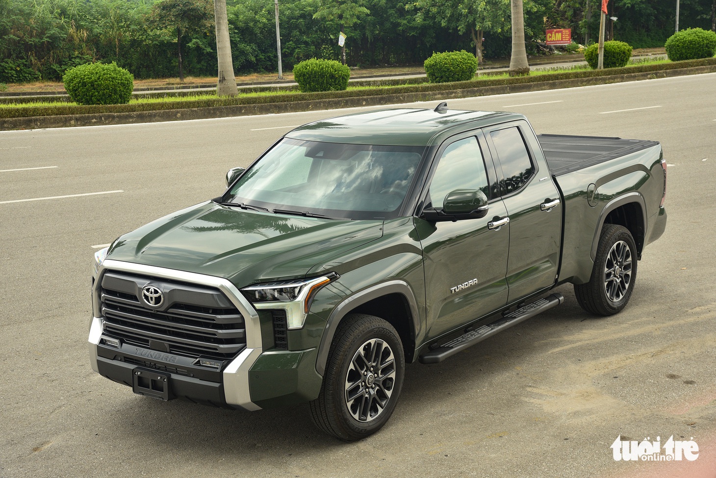 Toyota Tundra 2022 giá hơn 4 tỉ đồng: Bán tải Nhật mang đậm chất Mỹ - Ảnh 3.