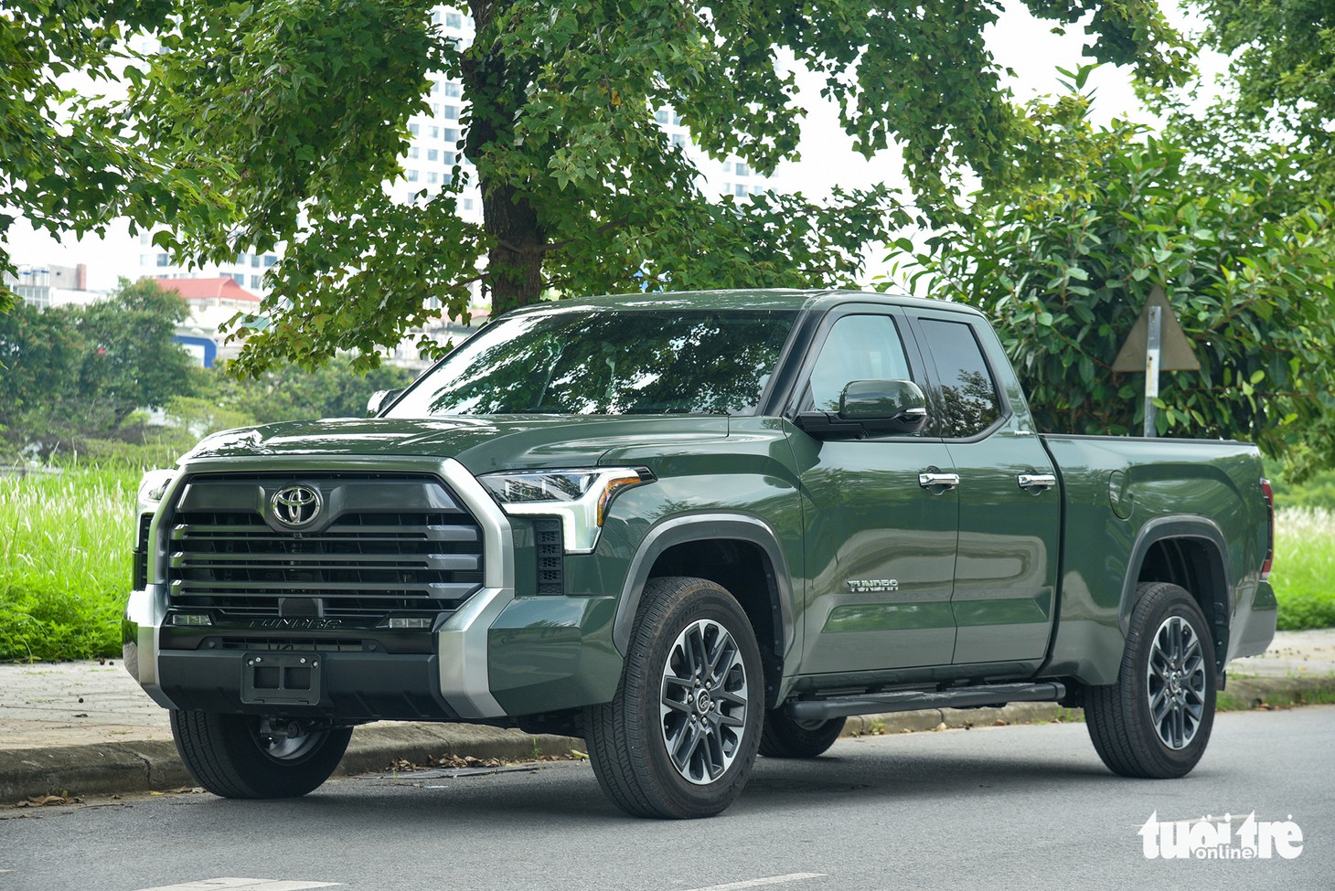 Toyota Tundra 2022 giá hơn 4 tỉ đồng: Bán tải Nhật mang đậm chất Mỹ - Ảnh 14.