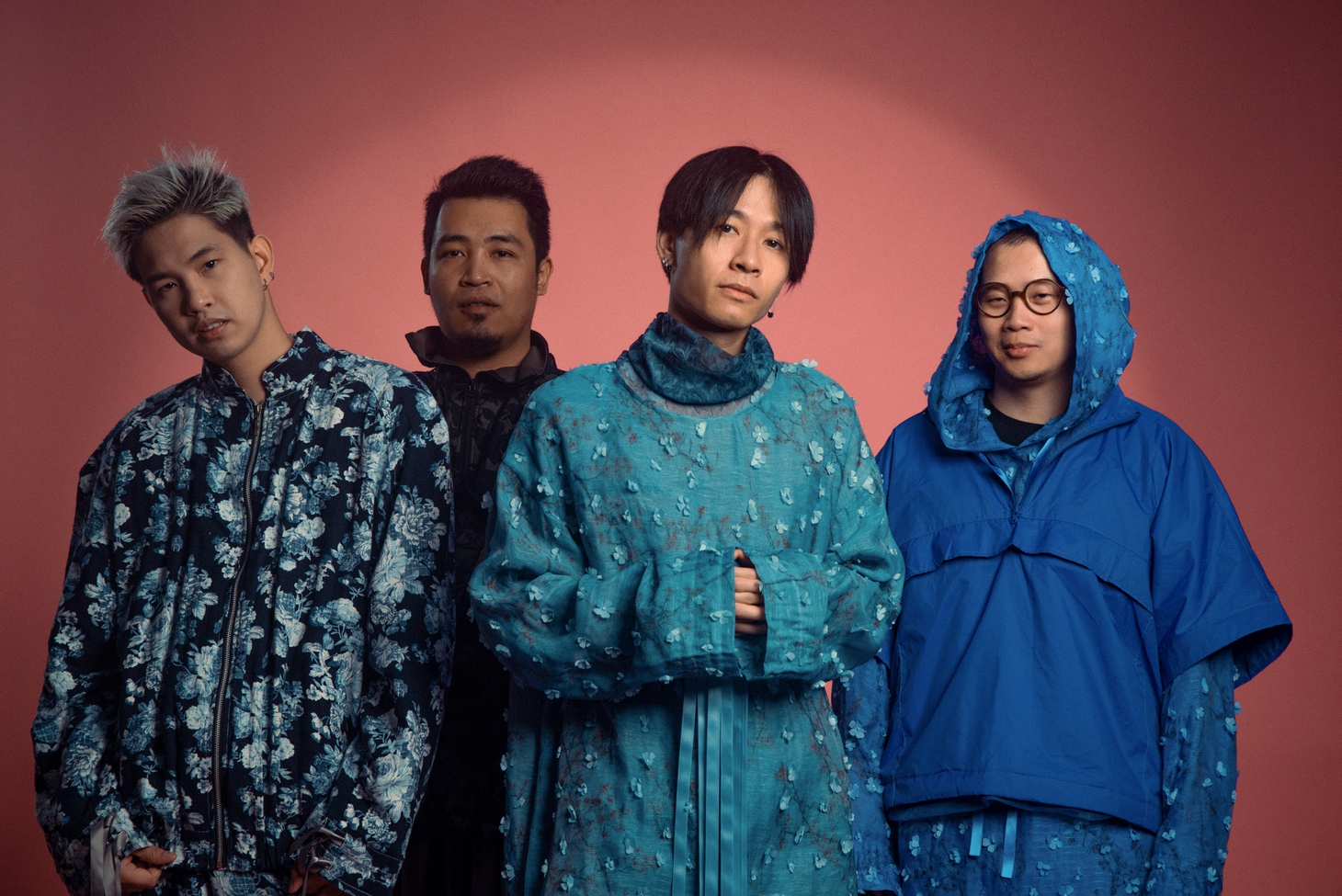 Hòa Minzy ủng hộ đồng bào miền Trung 300 triệu đồng; Blackpink ‘càn quét’ bảng xếp hạng Billboard - Ảnh 6.