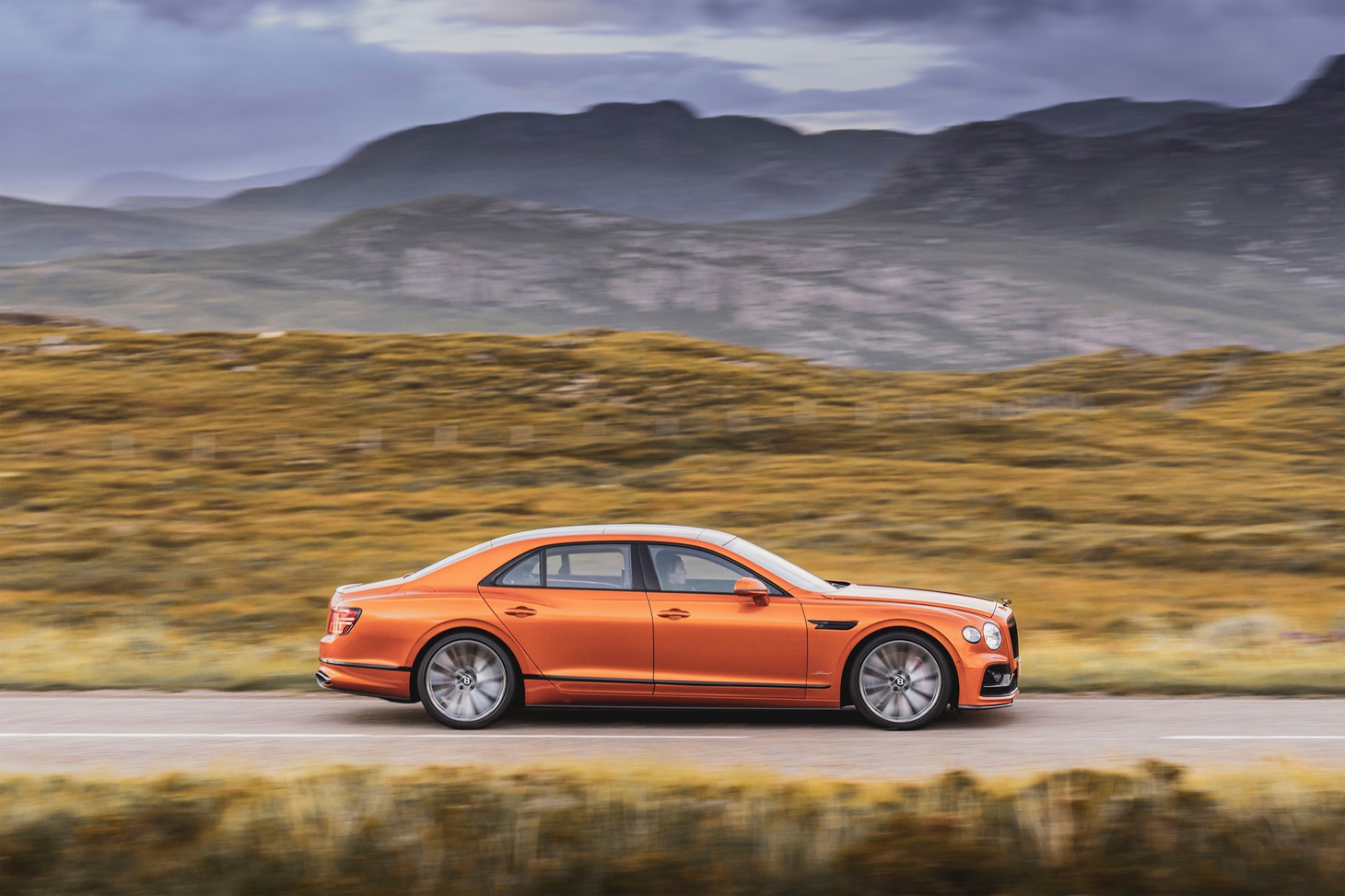 Bentley Flying Spur ra mắt bản mới: Mạnh và nhanh nhất, chưa tiết lộ giá  - Ảnh 2.