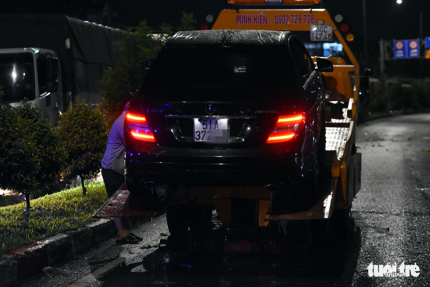 Quốc lộ 51 ngập sâu, giao thông gián đoạn, người dân thâu đêm chắn cửa, tát nước - Ảnh 8.
