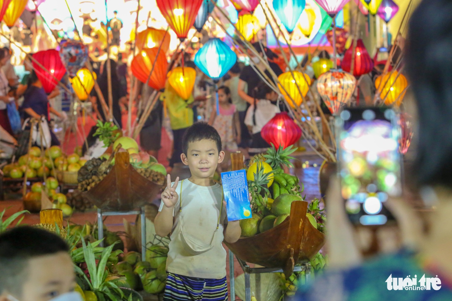 Trung thu này, ăn bánh bò, bún mắm, bánh tét giữa lòng Hà Nội - Ảnh 2.