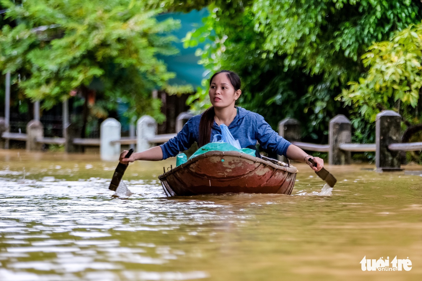 Người dân ngoại thành Hà Nội lội bì bõm trong nước lũ - Ảnh 1.
