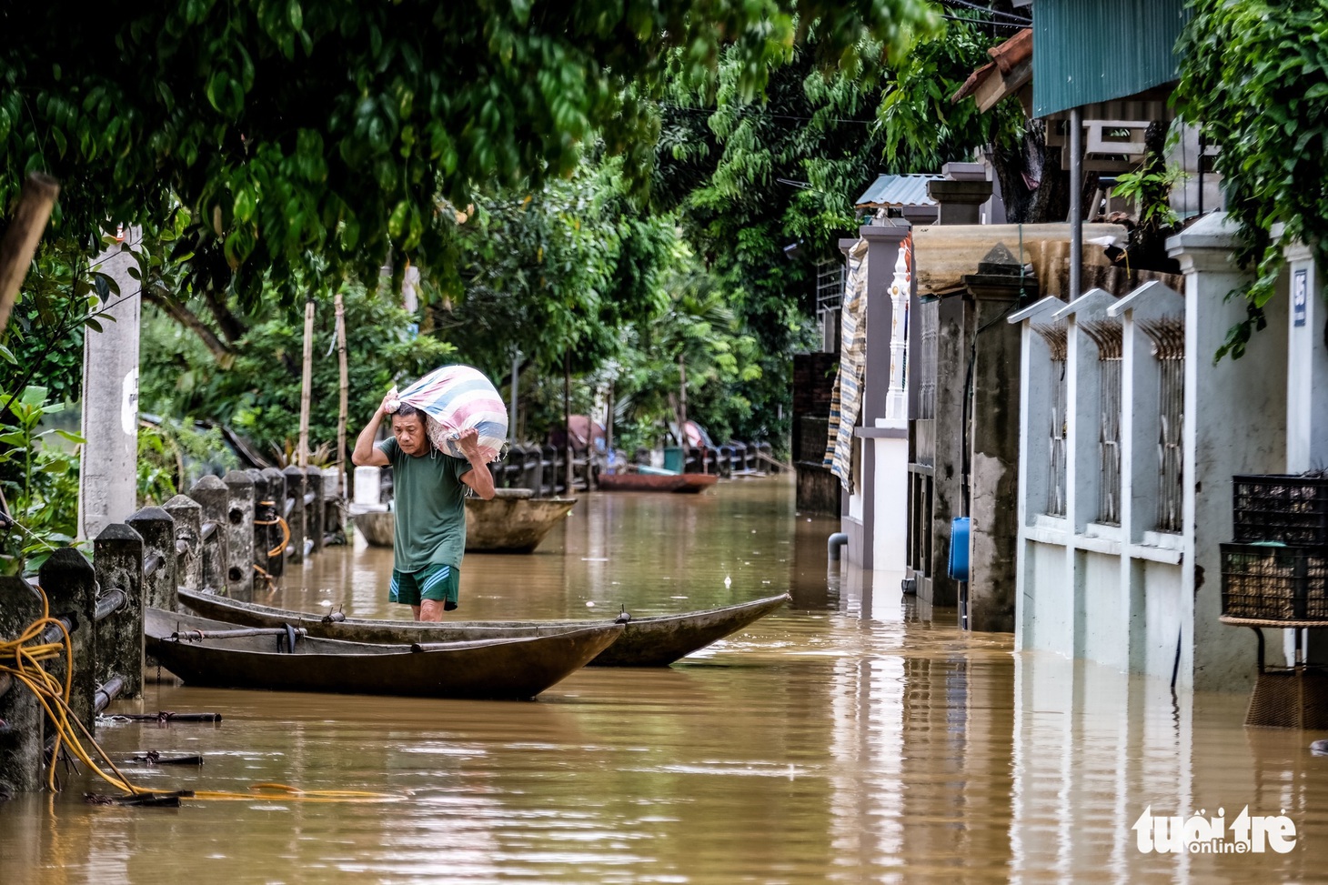Người dân ngoại thành Hà Nội lội bì bõm trong nước lũ - Ảnh 4.