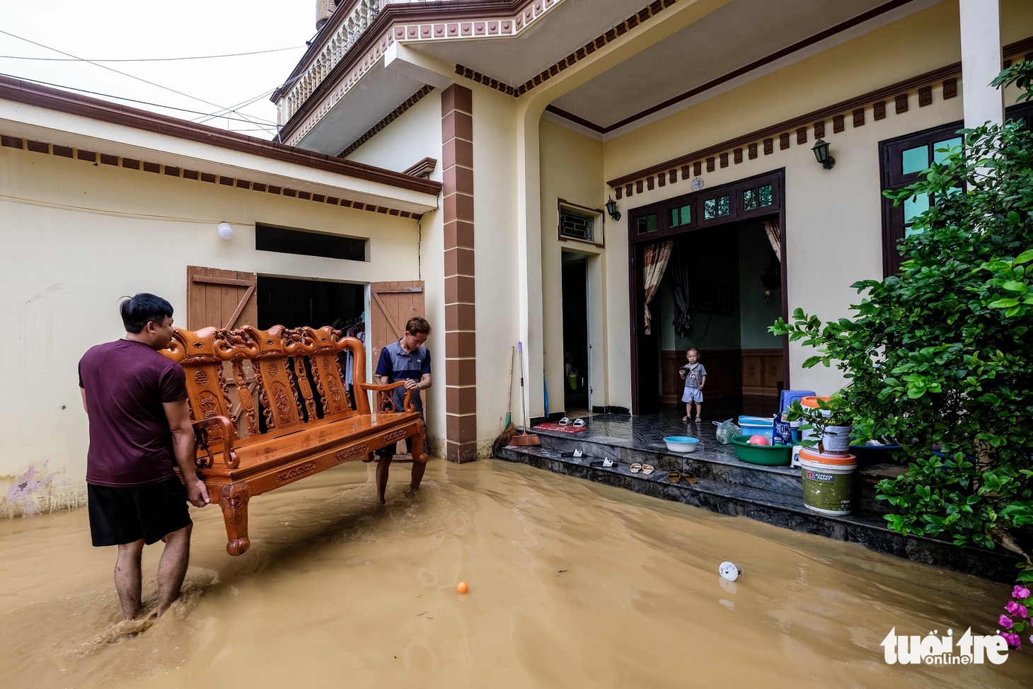 Người dân ngoại thành Hà Nội lội bì bõm trong nước lũ - Ảnh 5.