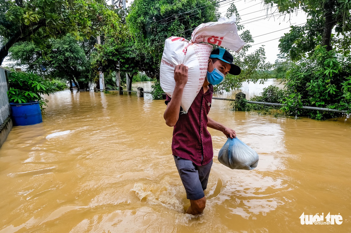 Người dân ngoại thành Hà Nội lội bì bõm trong nước lũ - Ảnh 6.