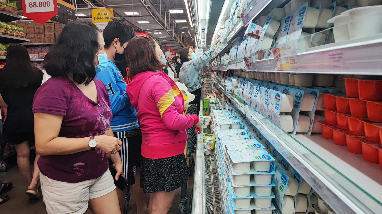 Người Sài Gòn đi sắm Tết tận khuya, siêu thị đông như trẩy hội - Ảnh 9.