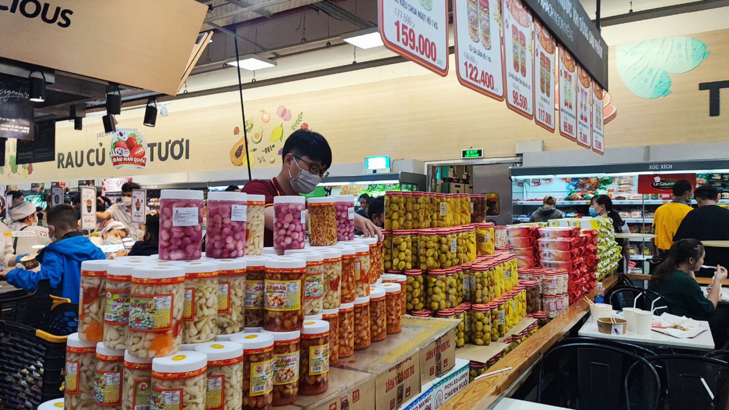 Người Sài Gòn đi sắm Tết tận khuya, siêu thị đông như trẩy hội - Ảnh 6.