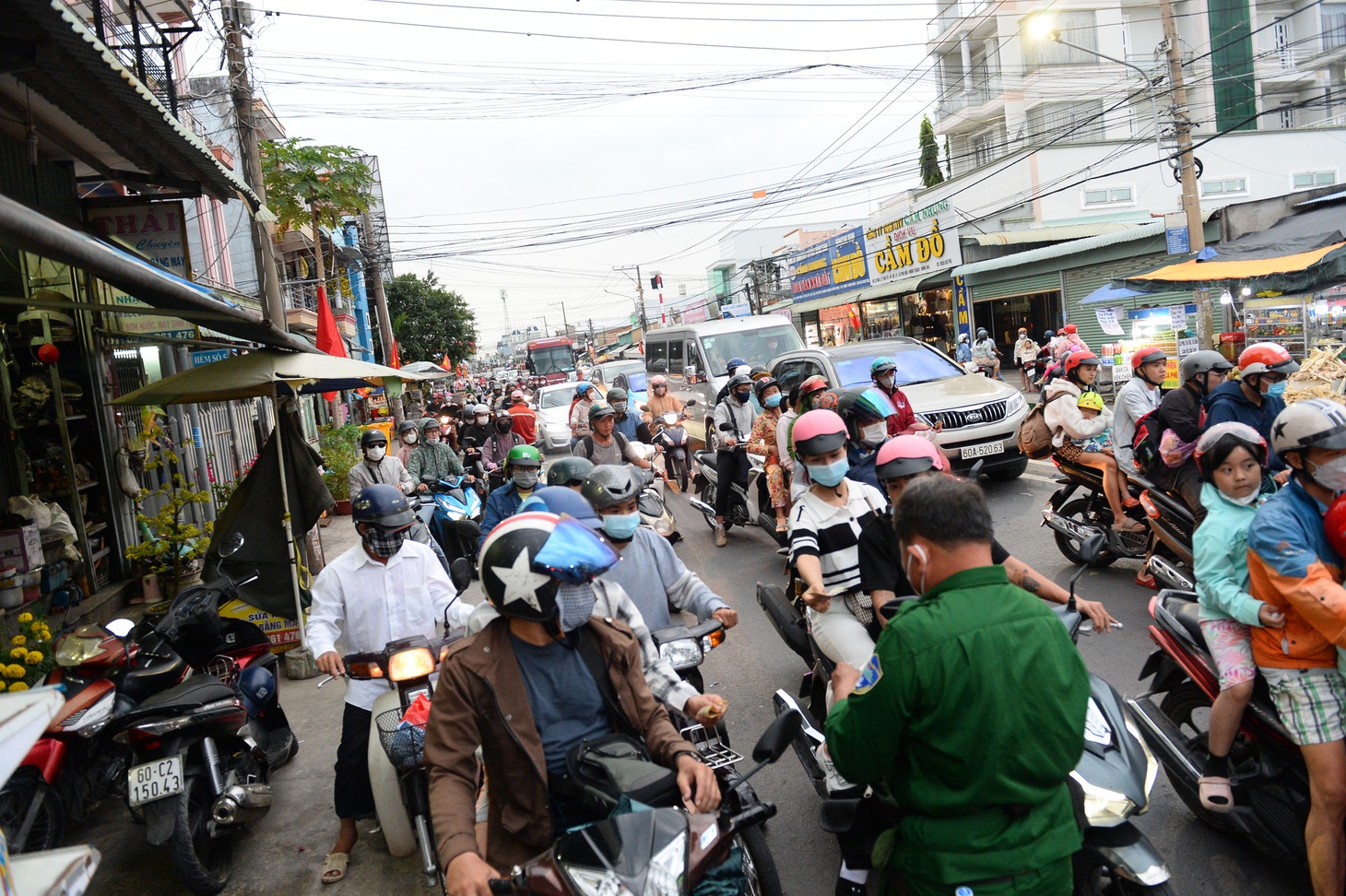 Người dân đổ về phà Cát Lái, cửa ngõ phía Đông - Tây TP.HCM thông thoáng - Ảnh 3.