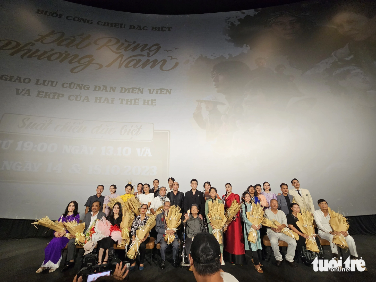 Hai thế hệ diễn viên, nhà làm phim của "Đất phương Nam" và "Đất rừng phương Nam" hội ngộ - Ảnh: MI LY