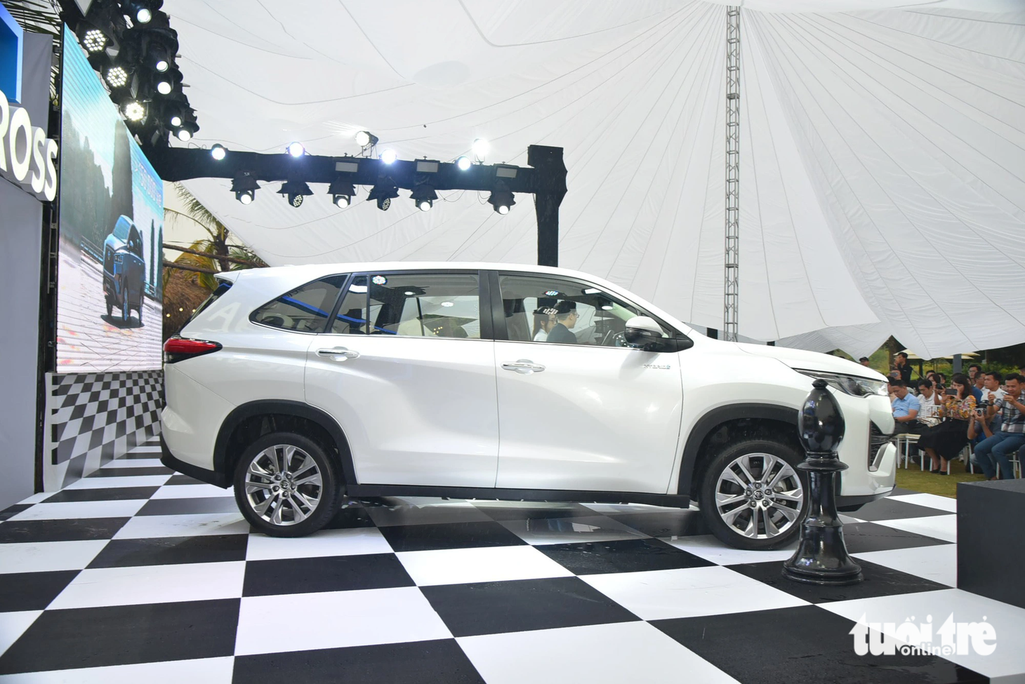 Đúng như tên gọi mới, Toyota Innova Cross có dáng "bớt MPV thiên crossover" hơn. Hệ thống khung gầm cũng được chuyển từ loại khung rời sang liền khối dạng mô đun TNGA. Hệ dẫn động đổi từ cầu sau sang cầu trước. Toyota Innova Cross có kích thước nhỉnh hơn so với đời trước với số đo tổng thể 4.755 x 1.845 x 1.790 (mm), trục cơ sở 2.850mm. Với kích thước và khung gầm này, Innova Cross nằm lấp lửng giữa phân khúc minivan của Custin, Carnival và MPV hạng B của Veloz Cross hay Xpander, tiệm cận phân khúc của đàn em Veloz Cross hơn.