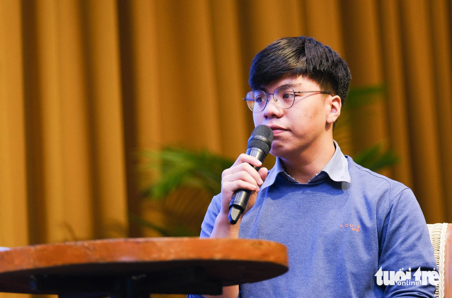 Em Trương Minh Khang, tân sinh viên Trường Đại học Ngoại ngữ Đà Nẵng, vừa học vừa làm kiếm tiền nuôi bản thân và chăm cha già bệnh tật - Ảnh: TẤN LỰC