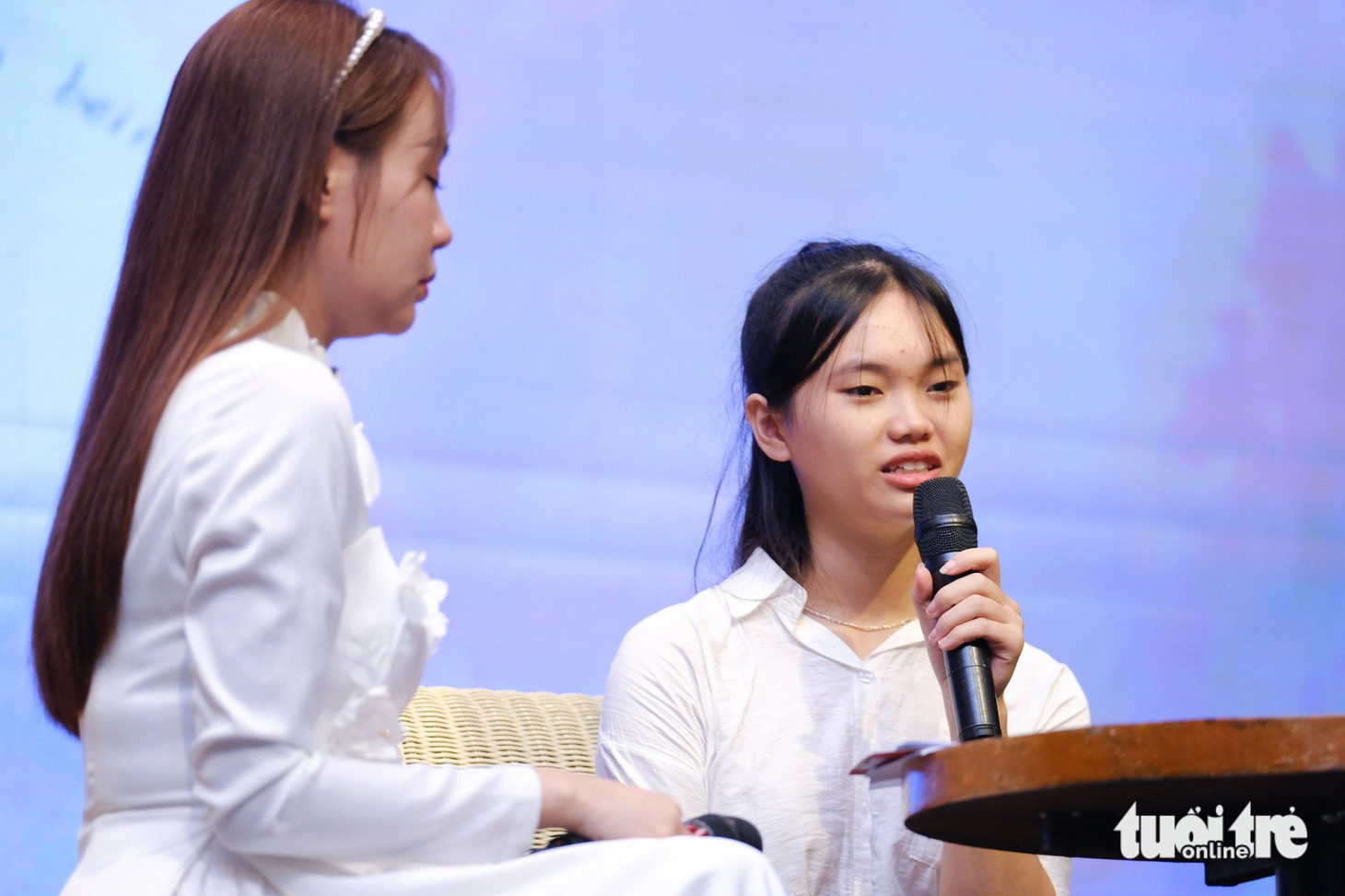 Bạn Ngô Thị Ngọc Hòa, tân sinh viên mồ côi cả cha lẫn mẹ, chia sẻ về hoàn cảnh gia đình - Ảnh: TẤN LỰC