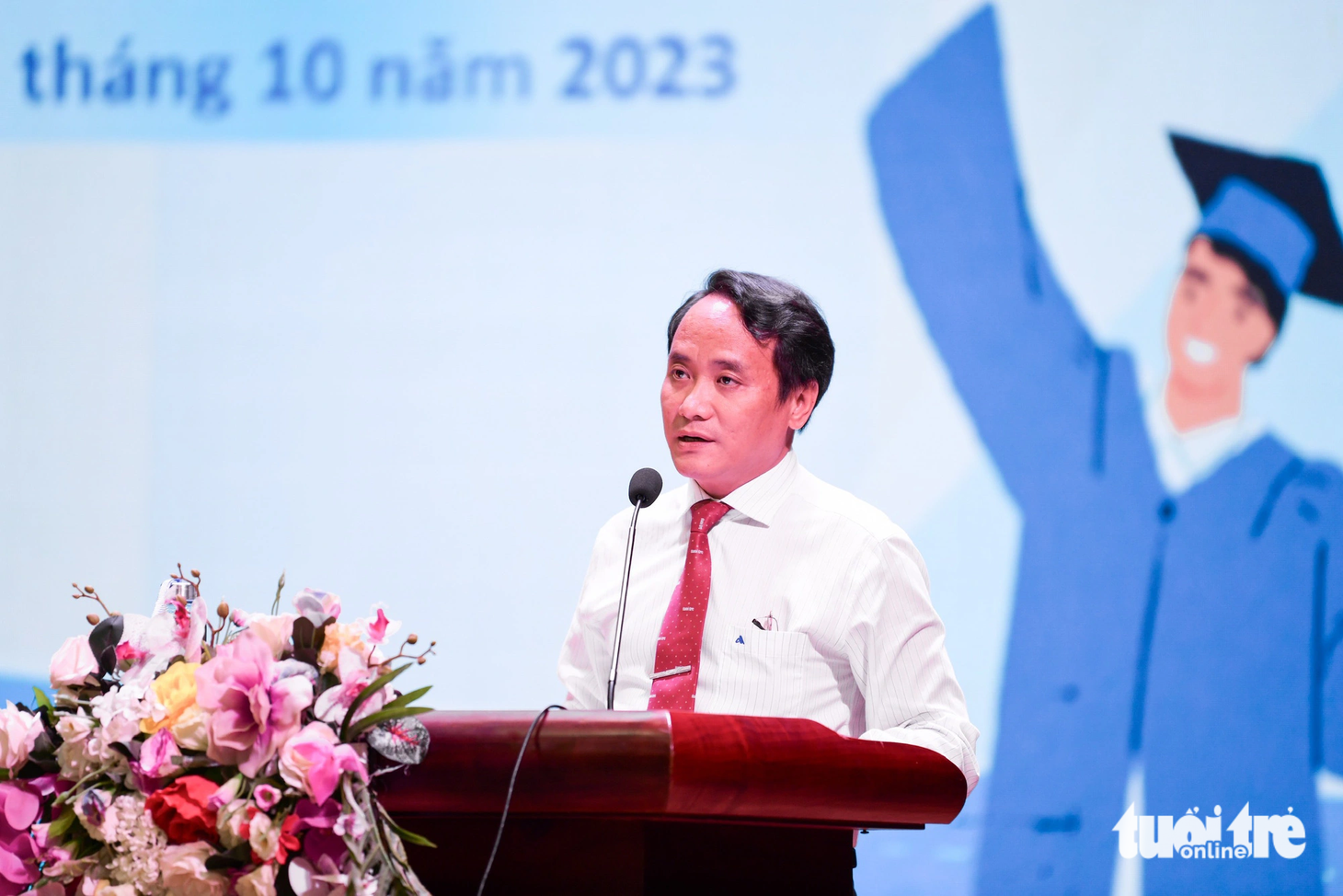 Nhà báo Nguyễn Hoàng Nguyên - phó Tổng biên báo Tuổi Trẻ, nhắn nhủ các bạn tân sinh viên nhận học bổng hôm nay tuy hoàn cảnh còn khó khăn nhưng đừng nản chí, "đừng buông tay" - Ảnh: NAM TRẦN