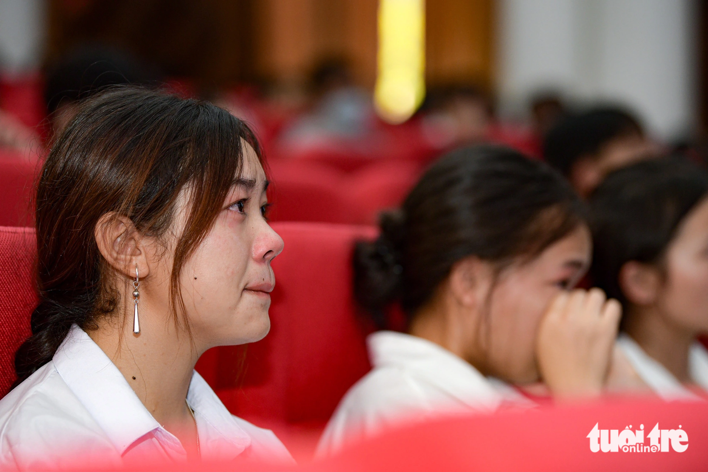 Nhiều bạn bật khóc khi xem phim về các tân sinh viên vượt khó trên hành trình "bắt cái chữ" với những đồng cảm của người trong cuộc - Ảnh: NAM TRẦN
