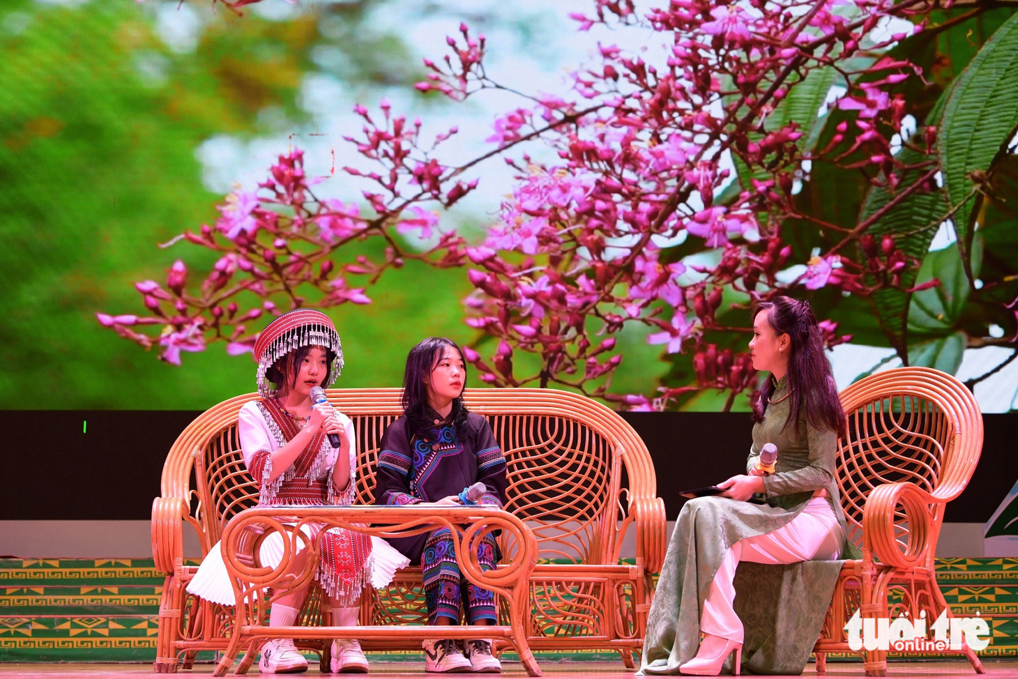 Lù Thị Dua - quê huyện Mù Cang Chải, Yên Bái - hiện là tân sinh viên ngành Quản trị dịch vụ Du lịch và lữ hành - Phân hiệu Đại học Thái Nguyên tại Lào Cai (trái) và Sào Thó Phe - Quê ở huyện Bát Xát, tỉnh Lào Cai - Phân hiệu Đại học Thái Nguyên tại Lào Cai - giao lưu tại chương trình - Ảnh: NAM TRẦN