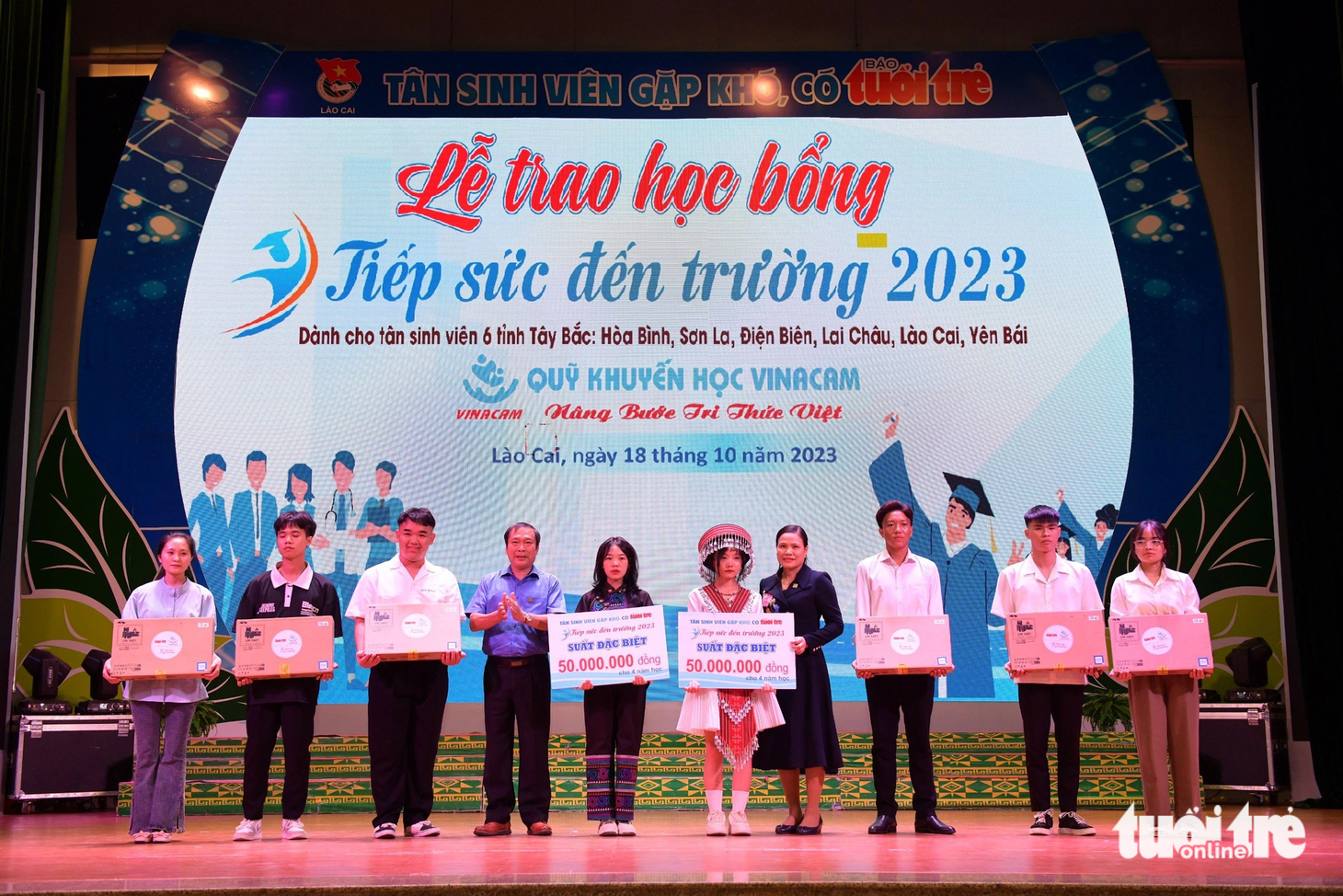 Ngoài học bổng trị giá 15 triệu đồng, Quỹ Khuyến học Vinacam - Công ty cổ phần tập đoàn Vinacam còn trao tặng 2 suất học bổng đặc biệt trị giá 50 triệu đồng trong suốt 4 năm học cho hai tân sinh viên Lù Thị Dua và Sào Thó Phe. Đồng thời còn trao tặng 6 laptop dành cho các tân sinh viên đặc biệt khó khăn, còn thiếu thiết bị học tập - Ảnh: NAM TRẦN
