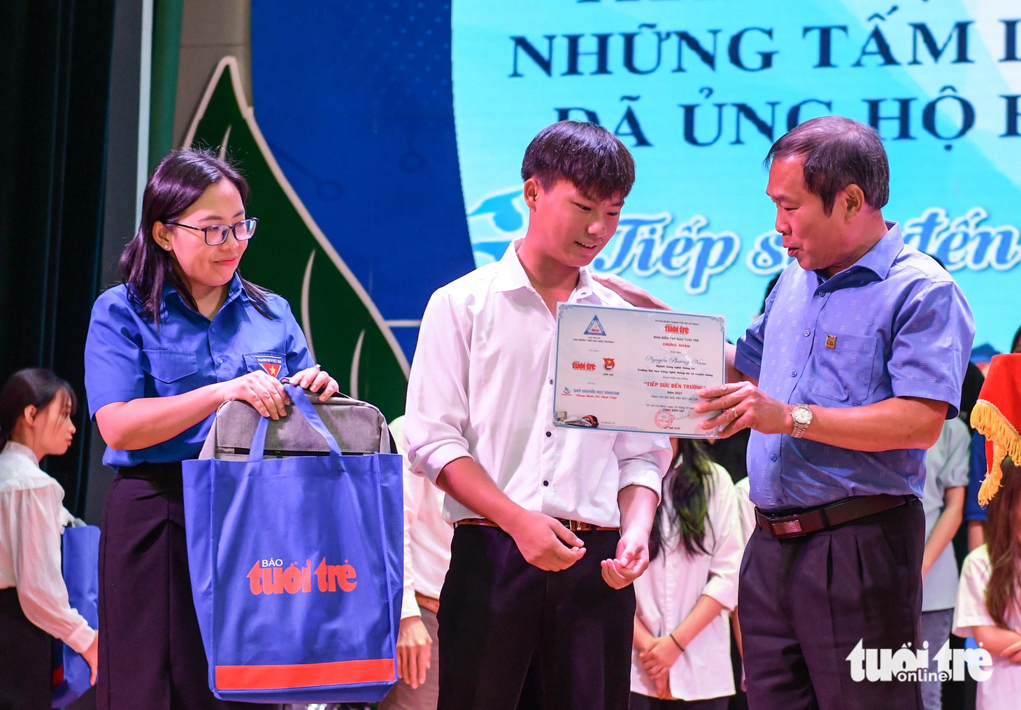 Ông Vũ Duy Hải, Tổng giám đốc Tập đoàn Vinacam, Chủ tịch Hội đồng quản lý Quỹ Khuyến học Vinacam và chị Giàng Thị Mai - Ủy viên BCH TW Đoàn, Bí thư Tỉnh đoàn Lào Cai trao học bổng cho các bạn tân sinh viên - Ảnh: NAM TRẦN