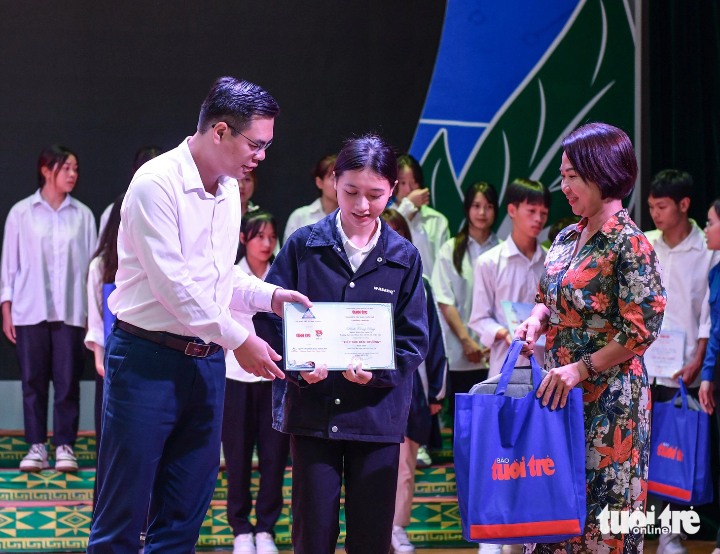 Anh Hà Đức Hải, Bí thư tỉnh đoàn Yên Bái và bà Vương Thị Kim Cúc - Đại diện Dead Sea Works tại Việt Nam - trao học bổng cho các tân sinh viên - Ảnh: NAM TRẦN