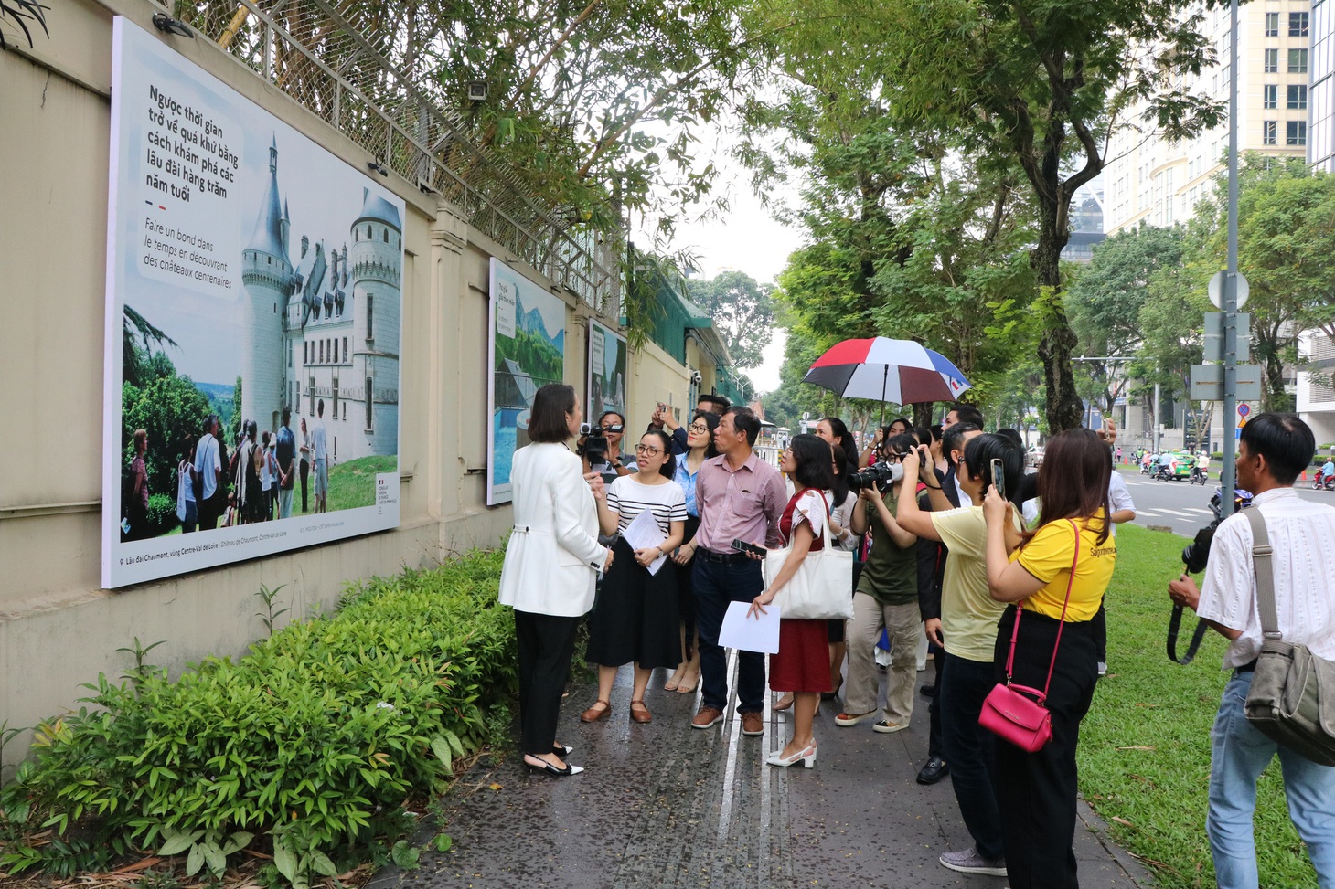 Trao đổi với Tuổi Trẻ Online, bà Tổng lãnh sự Emmanuelle Pavillon-Grosser cho biết Pháp vẫn đang trong giai đoạn triển khai phục hồi du lịch sau đại dịch COVID-19. Nước này đang tổ chức các hoạt động quảng bá nhằm trở lại vị trí nước lớn trong nền kinh tế du lịch. Trước đại dịch, 90 triệu khách du lịch nước ngoài đã đến khám phá sự phong phú về di sản thiên nhiên và kiến trúc của Pháp, đồng thời thưởng thức nghệ thuật sống nổi tiếng thế giới. Các hoạt động trên núi đóng góp 20 tỉ euro cho nền kinh tế du lịch. Các hoạt động này tập trung vào du lịch sinh thái mùa hè và trên hết là trượt tuyết vào mùa đông. Trên cơ sở đó, Tổng lãnh sự quán Pháp mong muốn quảng bá một nước Pháp có "biển bạc, núi xanh" thông qua triển lãm ngày 18-10 - Ảnh: Tổng lãnh sự quán Pháp