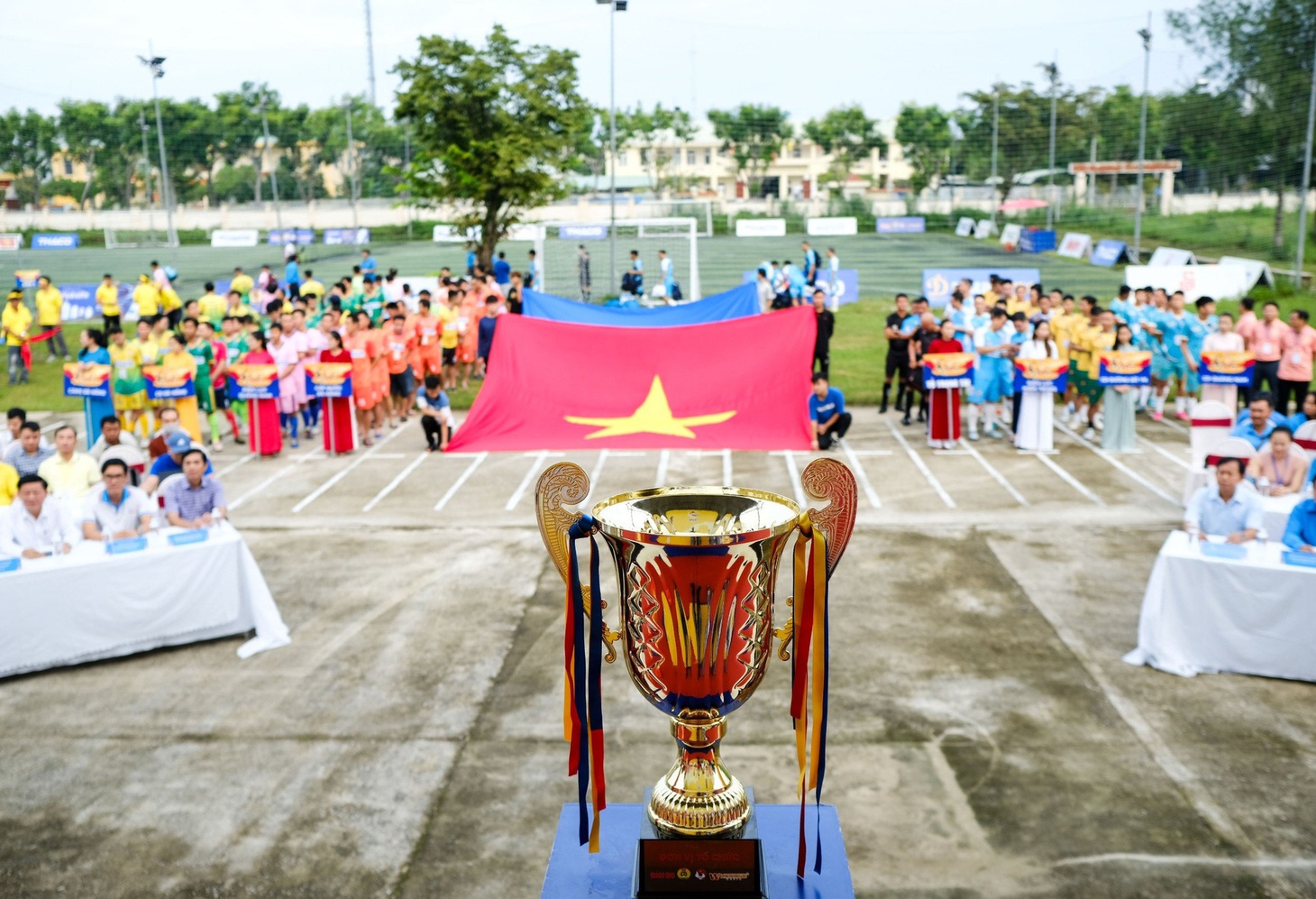 Chiếc cúp vô địch của giải đấu - Ảnh: TẤN LỰC