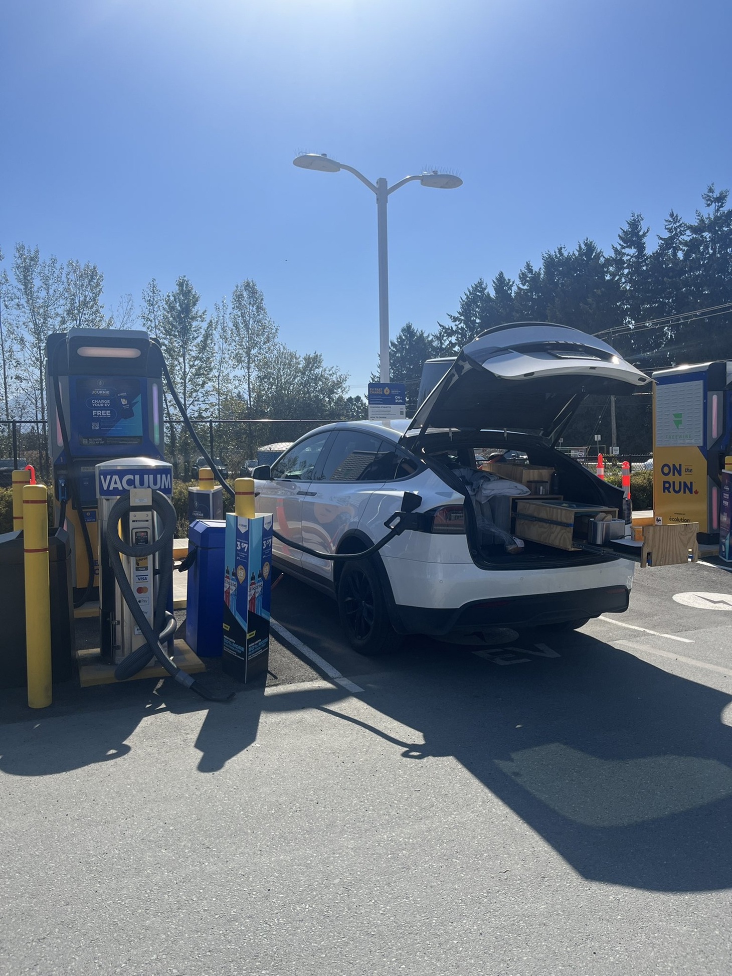 "Sống trong Model X đã làm thay đổi cuộc sống của tôi. Với những lần đi du lịch tôi đã thực hiện, có thể nói tôi đã tiết kiệm được khoảng 970 USD/tháng", anh cho biết - Ảnh: Sandro van Kuijck/X