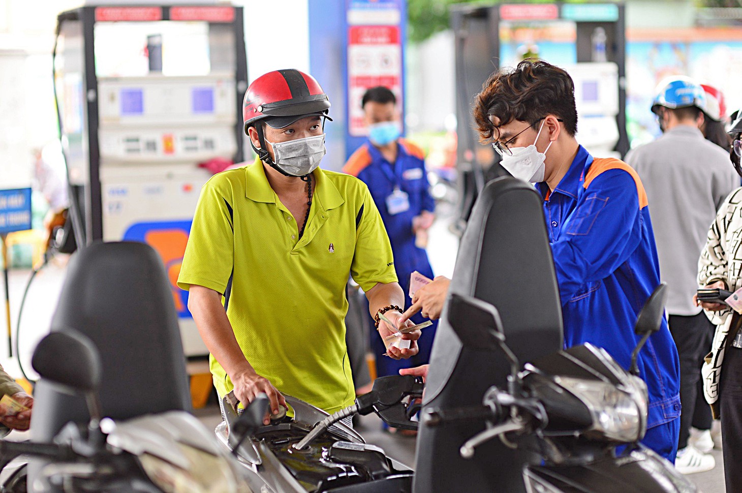 Giá xăng dầu dự báo có nhiều biến động đến cuối năm. Trong ảnh: khách đổ xăng tại TP.HCM - Ảnh: Q.ĐỊNH