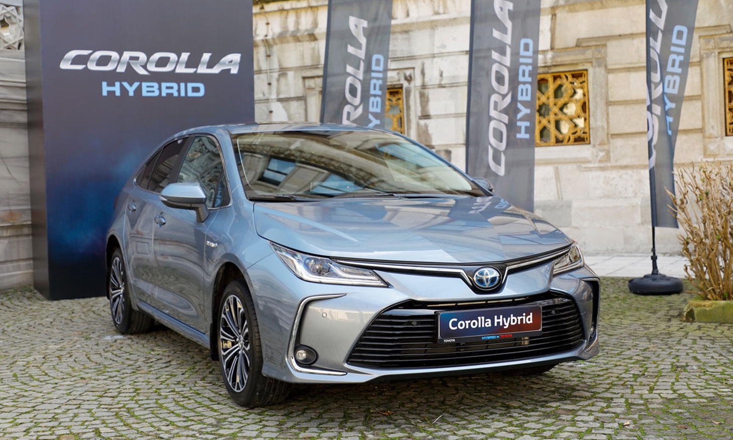 Xe hybrid thỏa mãn các nhu cầu: có "điện", bảo vệ môi trường hơn trong khi giá phải chăng hơn so với ô tô thuần điện - Ảnh: Canadian Auto Dealer