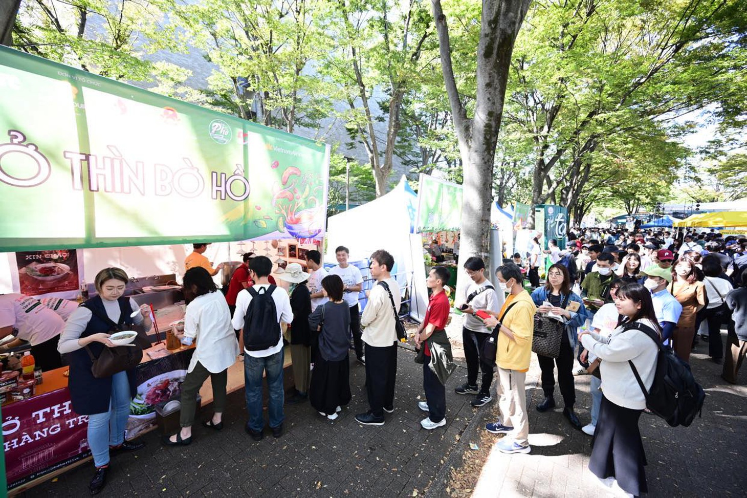 Thực khách xếp hàng chờ mua phở tại công viên Yoyogi, Tokyo, Nhật Bản sáng 7-10