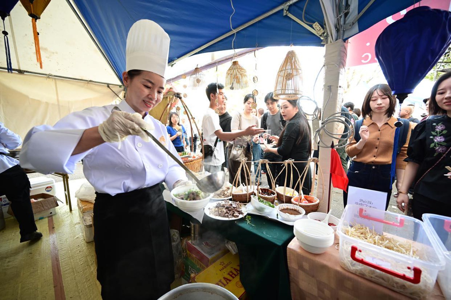 Các tiệm phở luôn tay phục vụ khách. Nhiều gian hàng nhanh chóng hết tô, đũa chuẩn bị cho buổi sáng