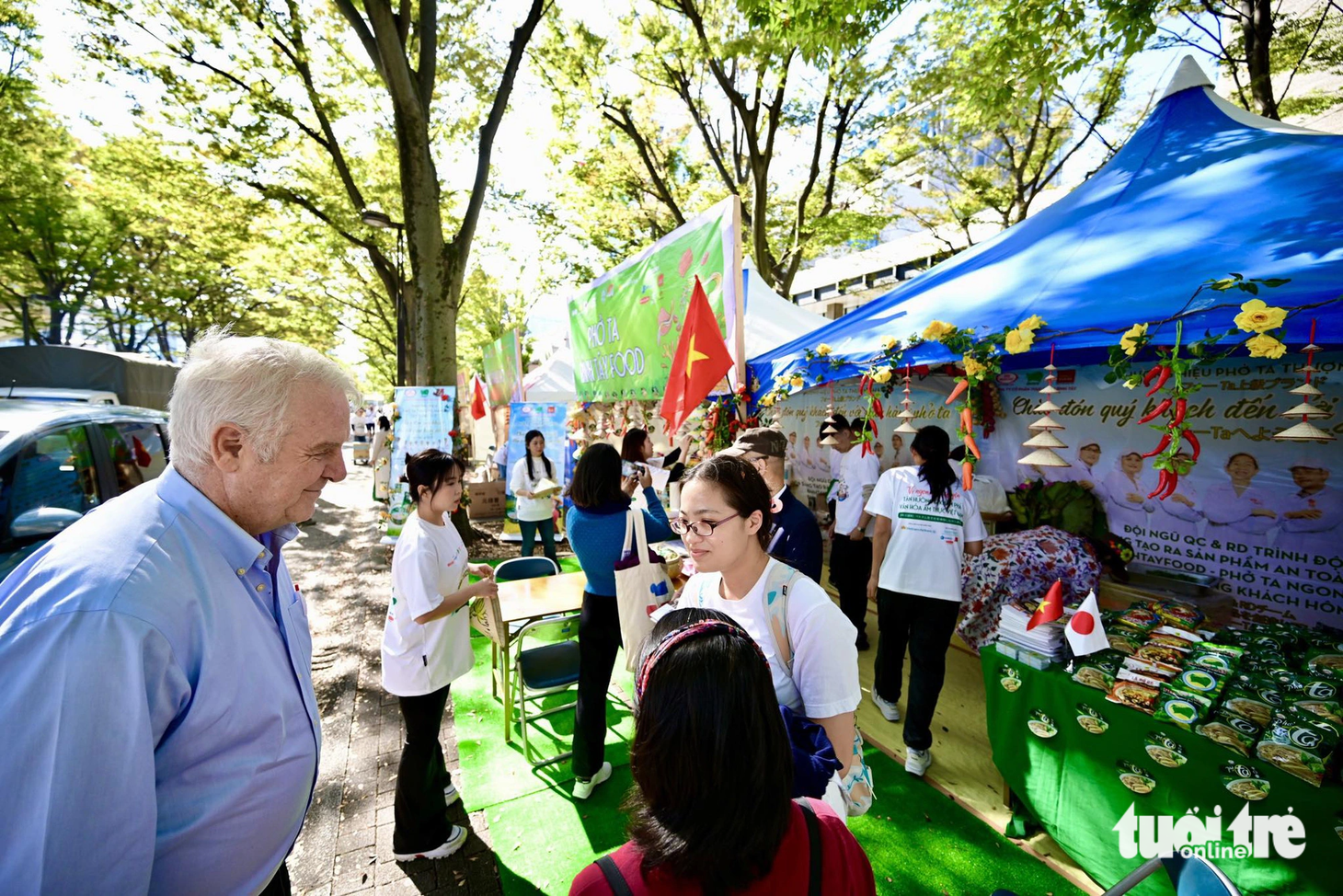 Khách tới tham quan các quầy hàng tại Vietnam Phở Festival 2023 trước giờ khai mạc&nbsp;