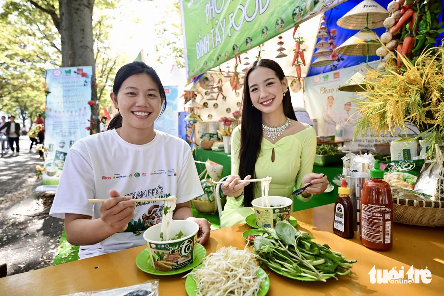 Đại sứ Vietnam Phở Festival, Hoa hậu Liên lục địa Lê Nguyễn Bảo Ngọc, và kình ngư Ánh Viên thưởng thức Phở Ta&nbsp;