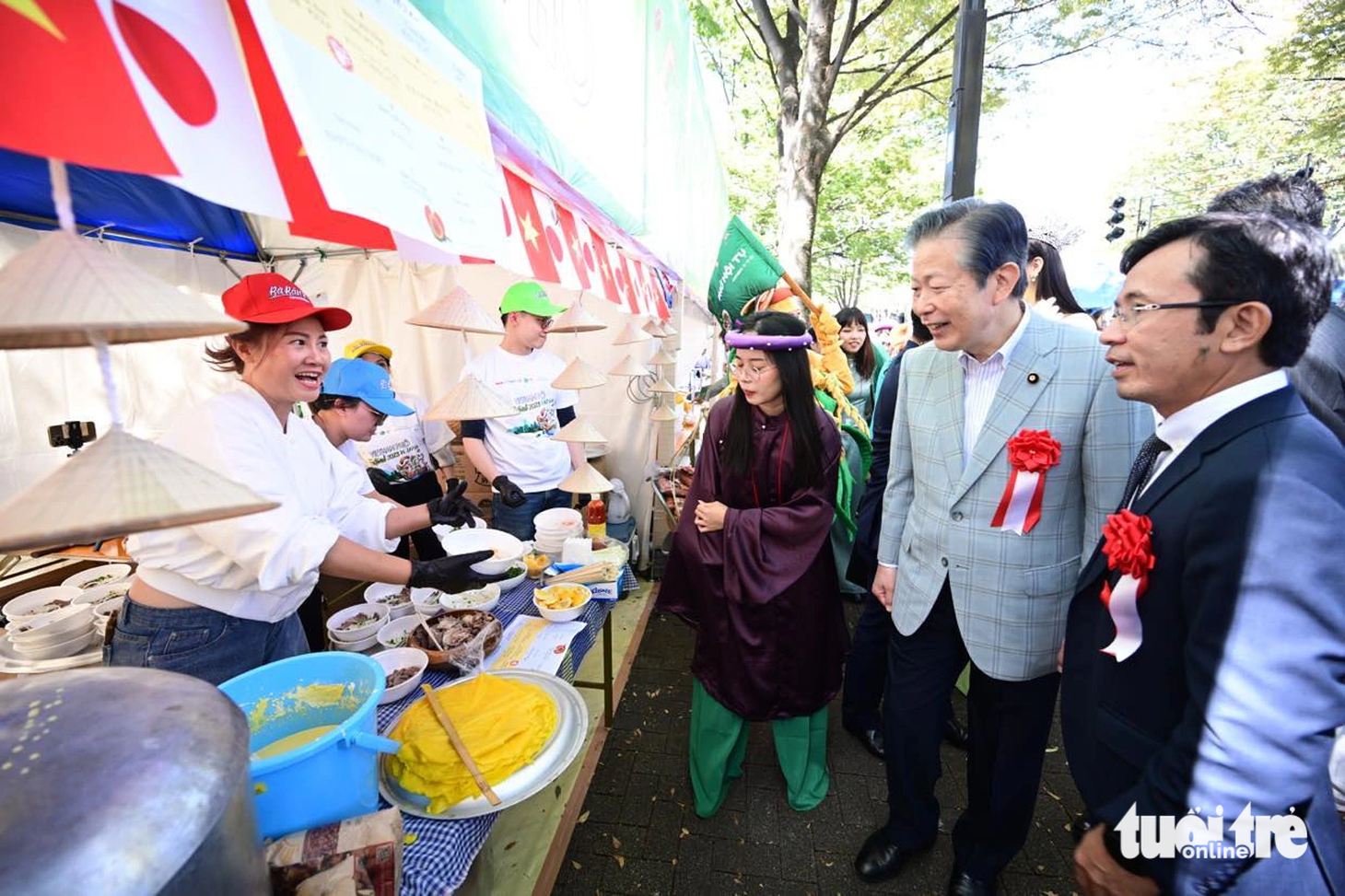 Ông Yamaguchi Natsuo, chủ tịch Đảng Công Minh Nhật Bản (giữa) và ông Trần Xuân Toàn, phó tổng biên tập báo Tuổi Trẻ (bìa phải) tham quan các gian hàng phở sau lễ khai mạc&nbsp;