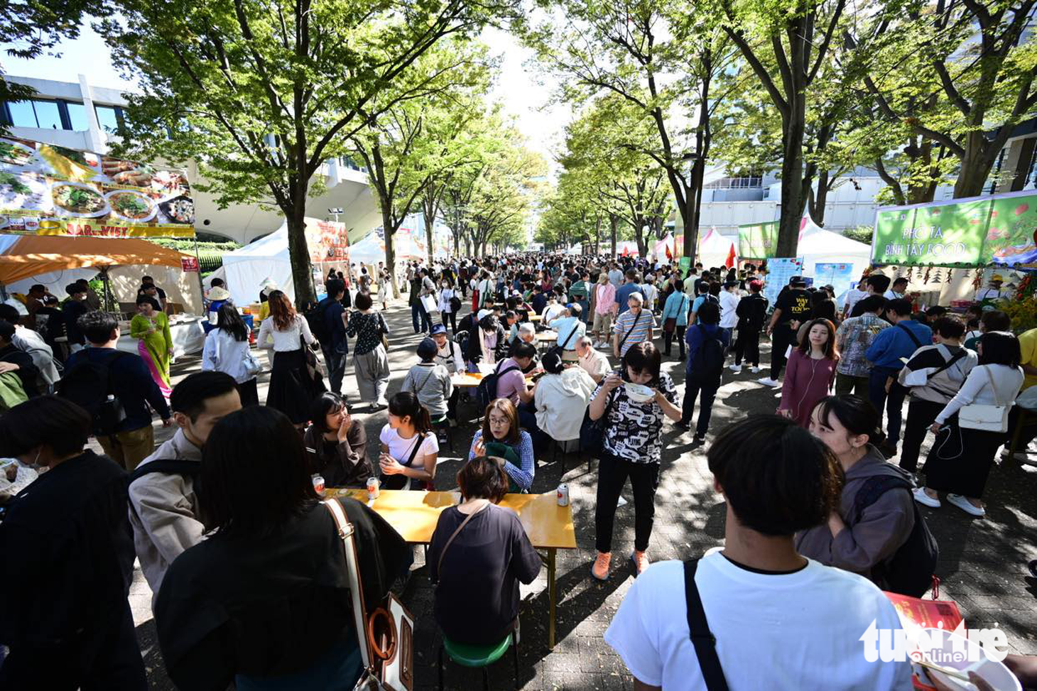 Thực khách thưởng thức phở tại công viên Yoyogi, Tokyo, Nhật Bản sáng 7-10