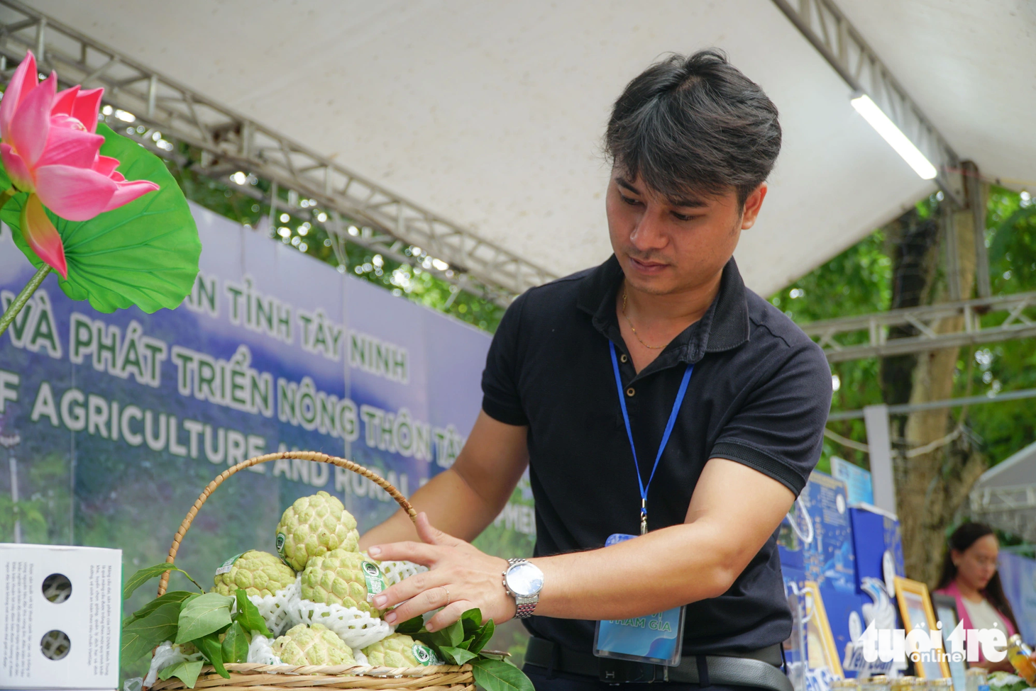 Nhiều sản vật, đặc sản địa phương được các doanh nghiệp mang đến giới thiệu cho người dân, du khách trong Ngày Tây Ninh tại Hà Nội - Ảnh: NGUYỄN HIỀN