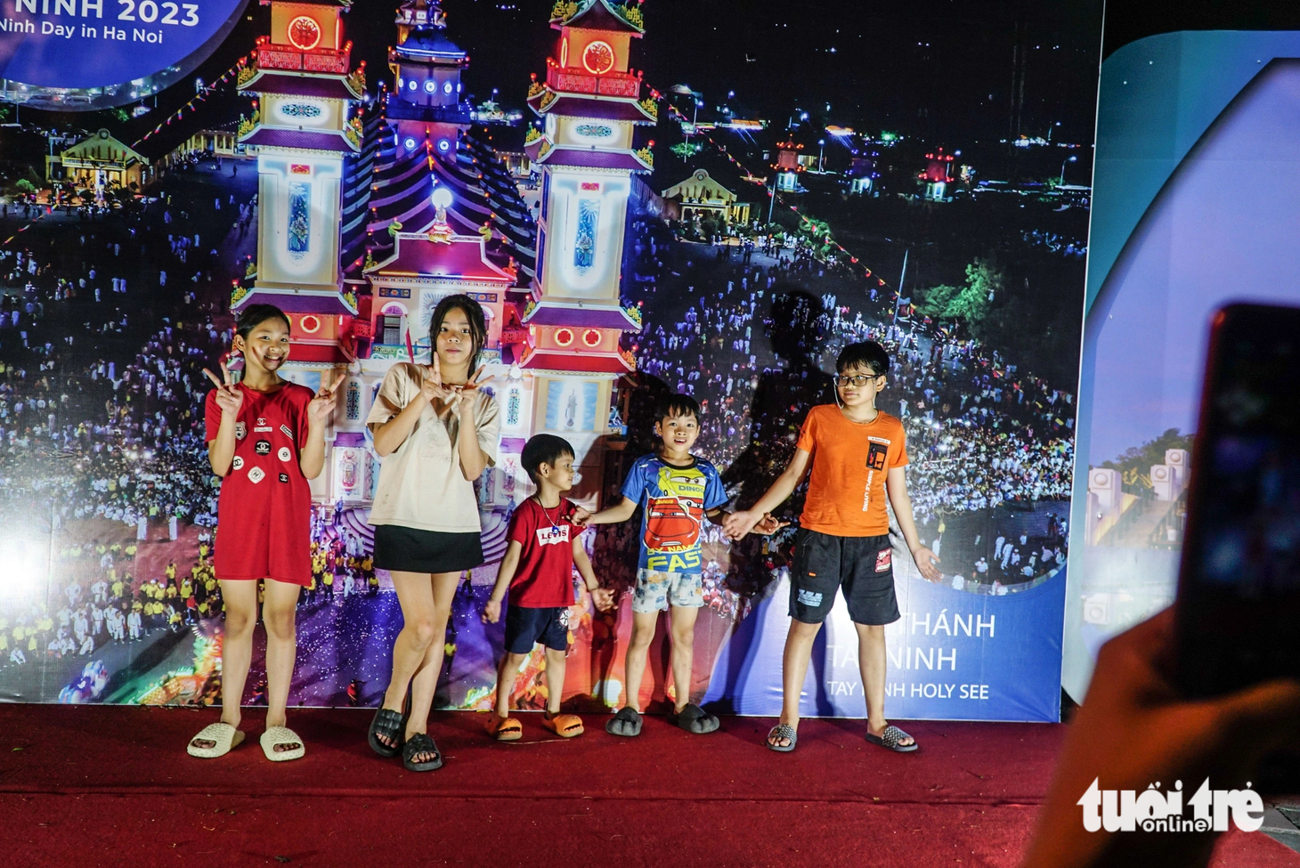 Người dân thủ đô check-in với bức hình tòa thánh Tây Ninh tại khu vực trưng bày - Ảnh: NGUYỄN HIỀN