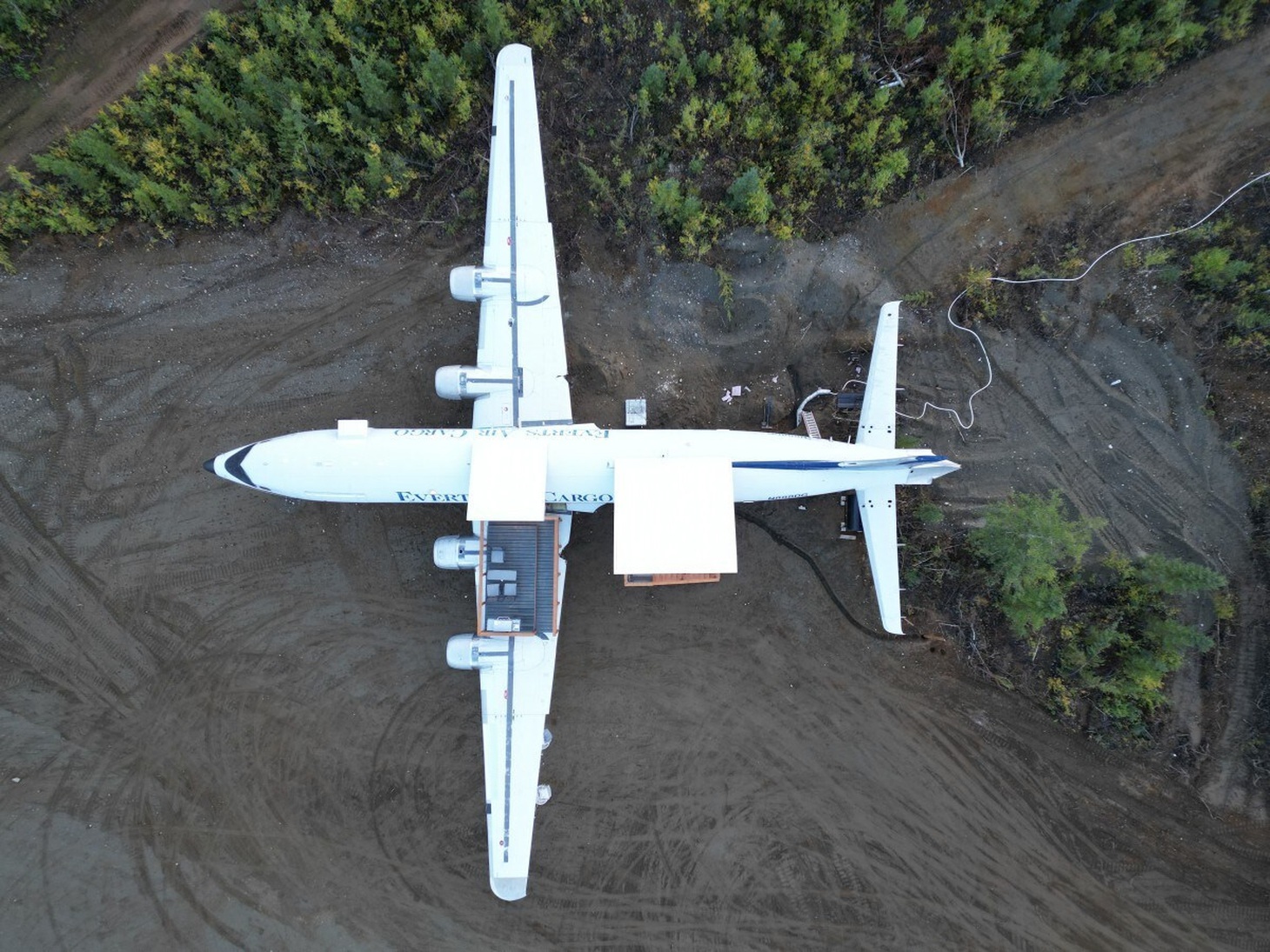 Hiện tại, một căn "nhà bay" từ chiếc DC-6 Everts Air Cargo gần như đã hoàn thiện, đón khách từ tháng 6-2023, song Kotwicki sẽ còn bổ sung thêm một vài tiện nghi cao cấp nữa như bồn tắm nước nóng. Căn nhà này cũng đã được giới thiệu trên vlog nổi tiếng về xe Supercar Blondie - Ảnh: Airbnb